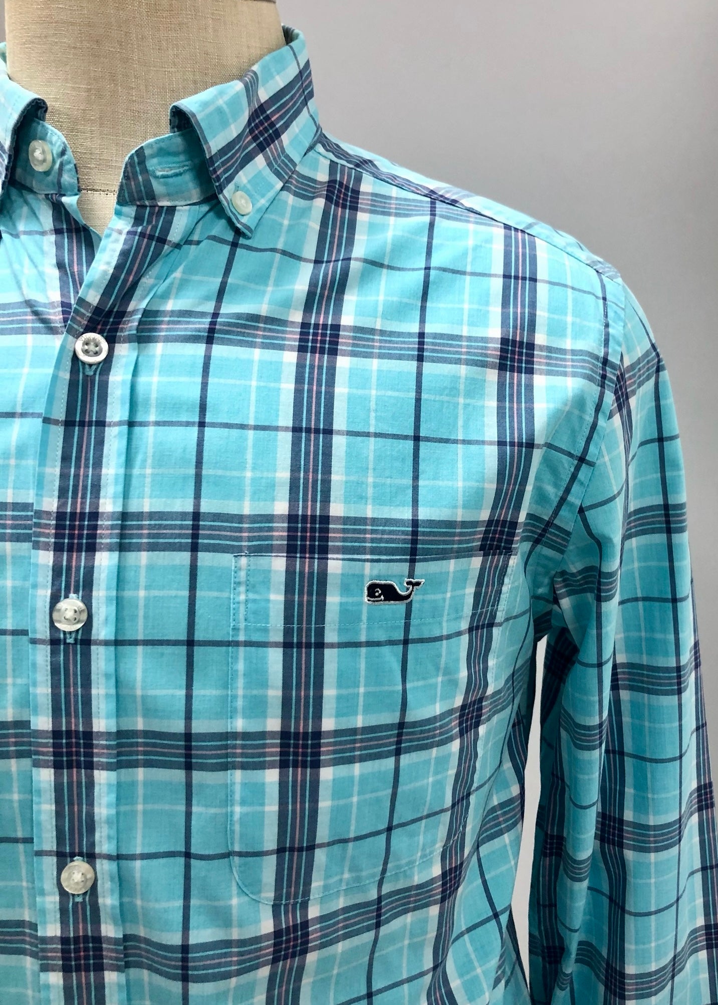 Camisa Vineyard Vines 🐳 con patron de cuadros en color celeste, azul navy y blanco Talla M Entalle Clásico (ver descripción)