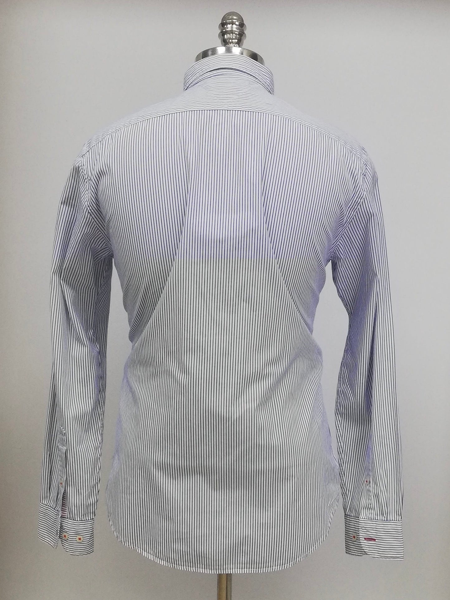 Camisa de botones Tommy Hilfiger 🇺🇸 en color blanco con rayas en color azul Talla M Entalle Regular (ver descripción)