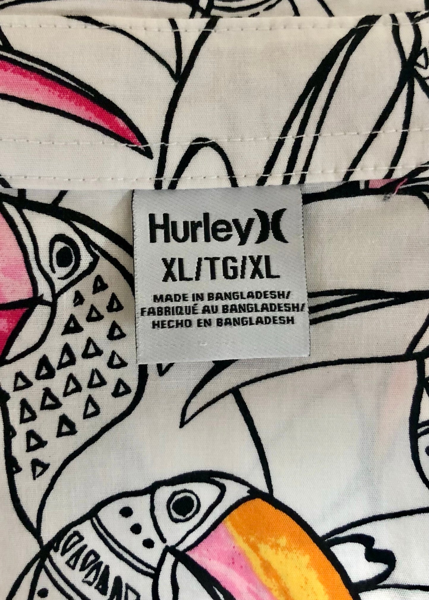 Camisa de botones Hurley 🏄🏽‍♂️ color blanco con diseño de tucanes Talla XL Entalle Regular