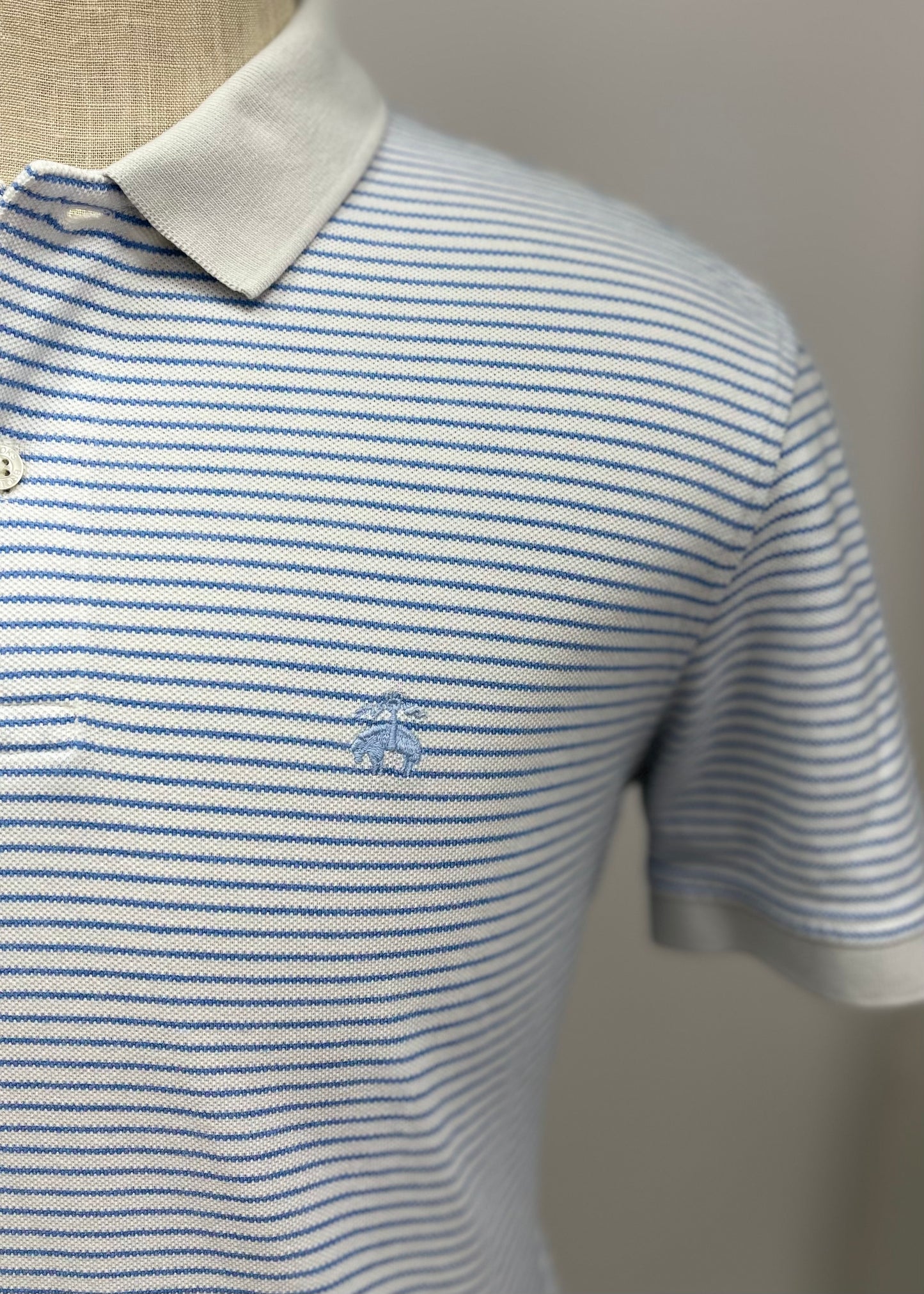 Camiseta Polo Brooks Brothers 🐑 color blanco con patrón de rayas en color celeste Talla L Entalle Regular