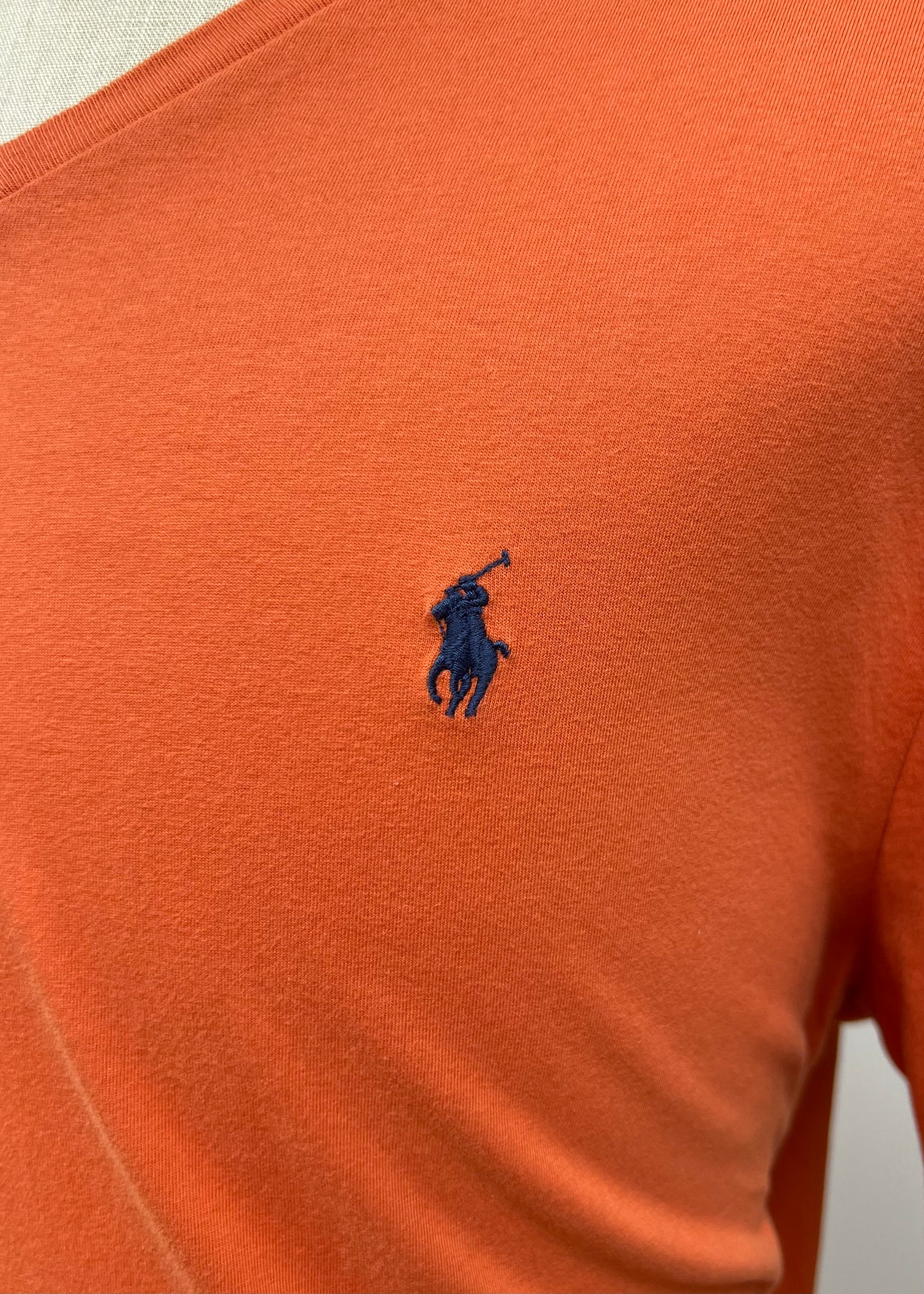 Camiseta cuello V Polo Ralph Lauren 🏇🏼 color naranja y logo en azul navy Talla XL