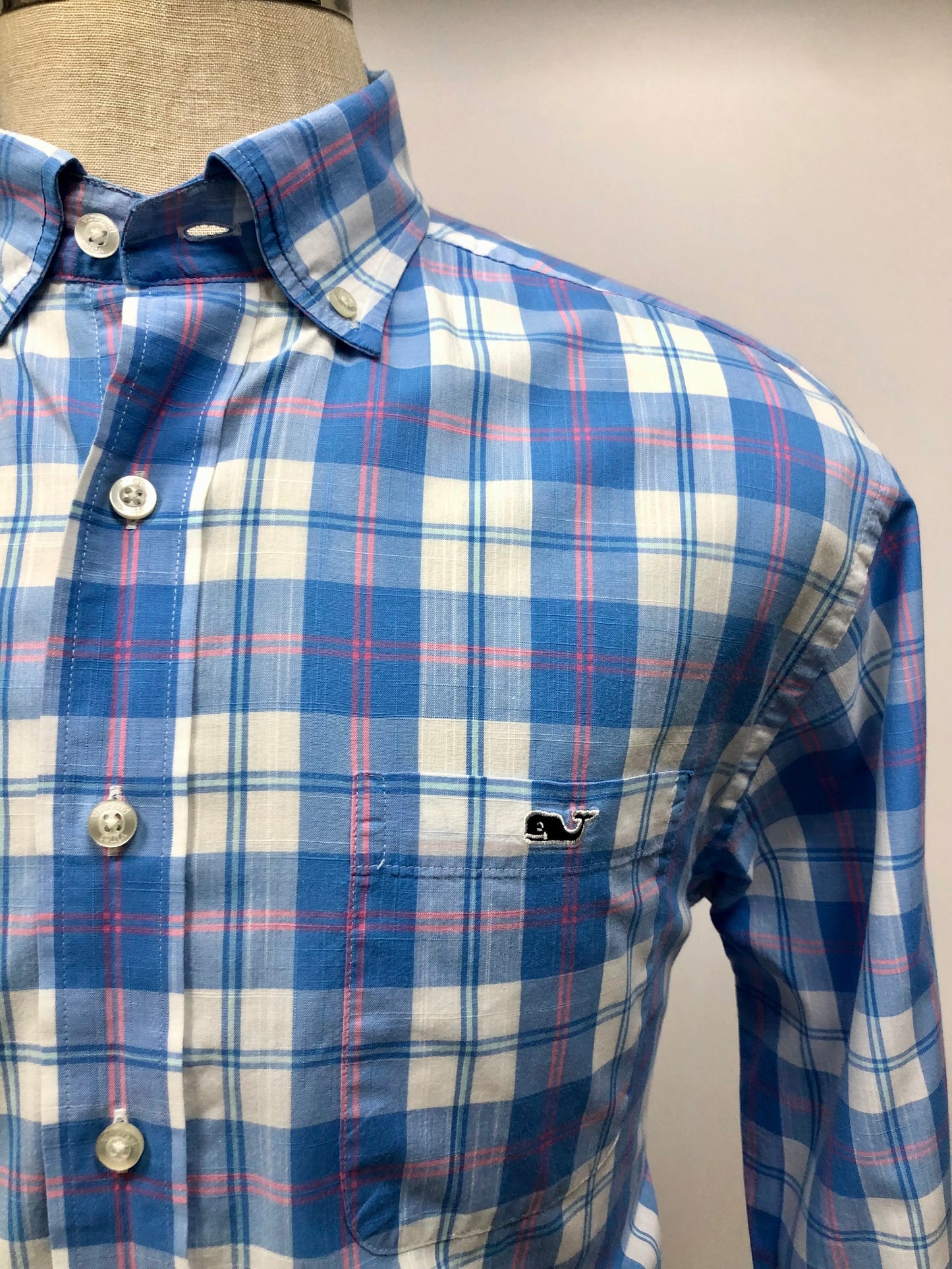 Camisa de botones Vineyard Vines 🐳 de cuadros en color azul, rojo y blanco Talla M Entalle Clásico