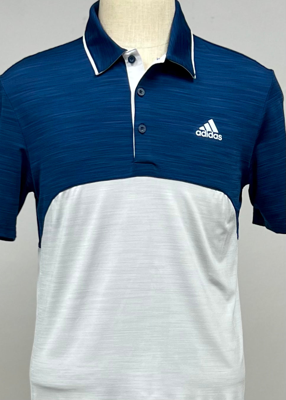 Camiseta Polo Adidas ⛳️ Tela performance con diseño de franjas en color azul navy y gris claro Talla S Entalle Regular