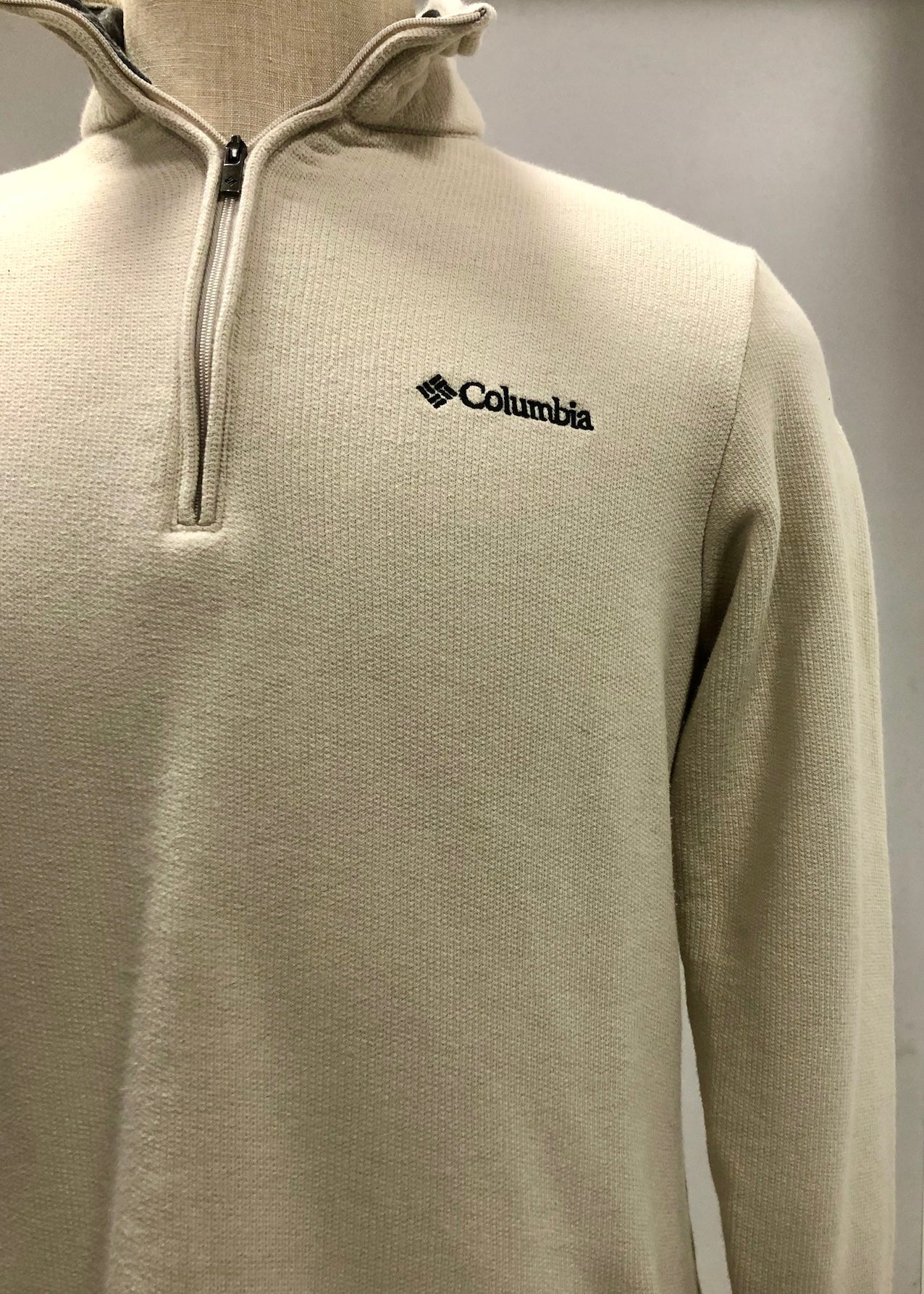 Sueter Jersey Columbia 🔷 color crema y logo en color negro Talla S