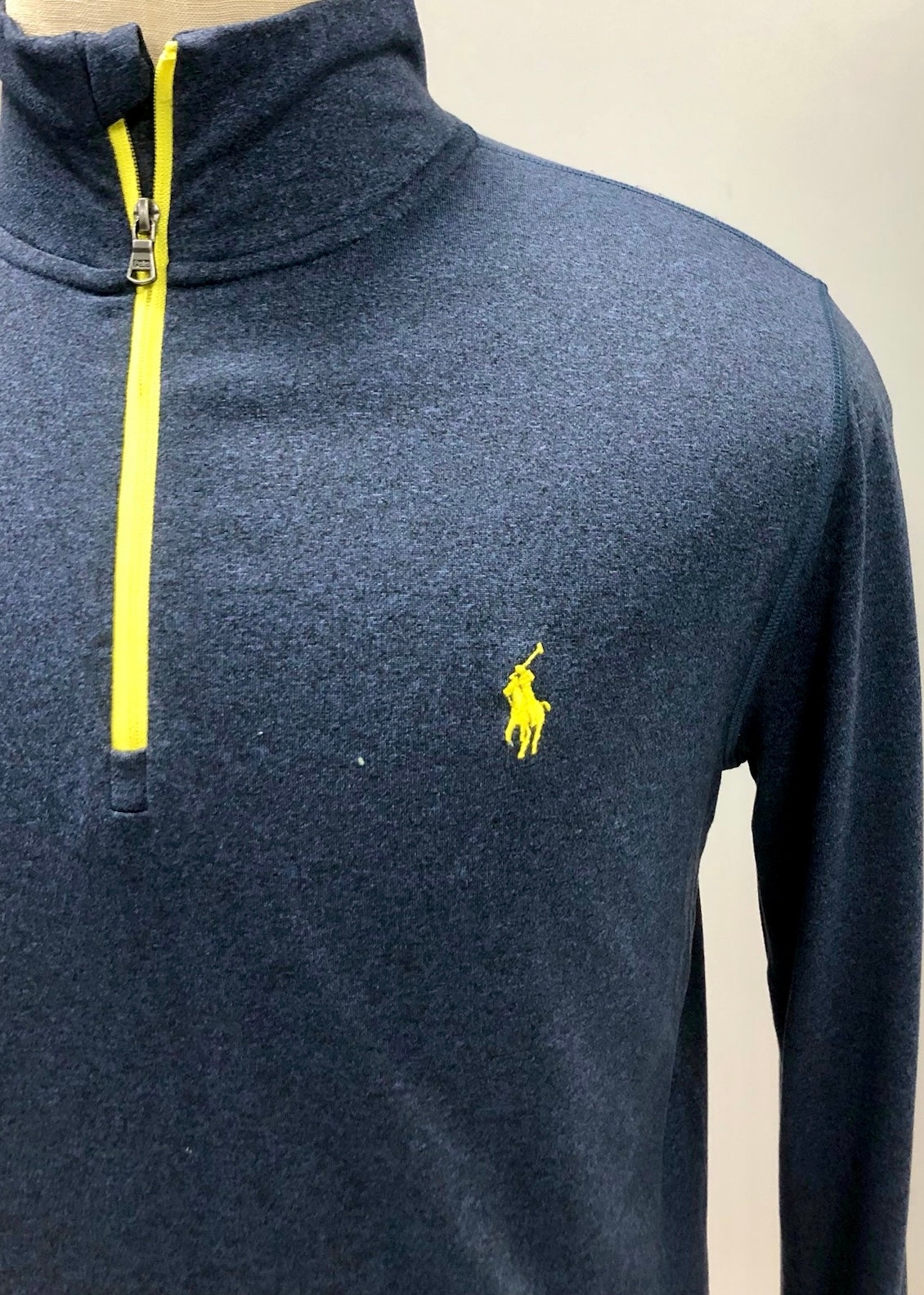 Sueter Jersey Polo Ralph Lauren 🏇🏼 Performance color azul grisaceo y logo en amarillo Talla M