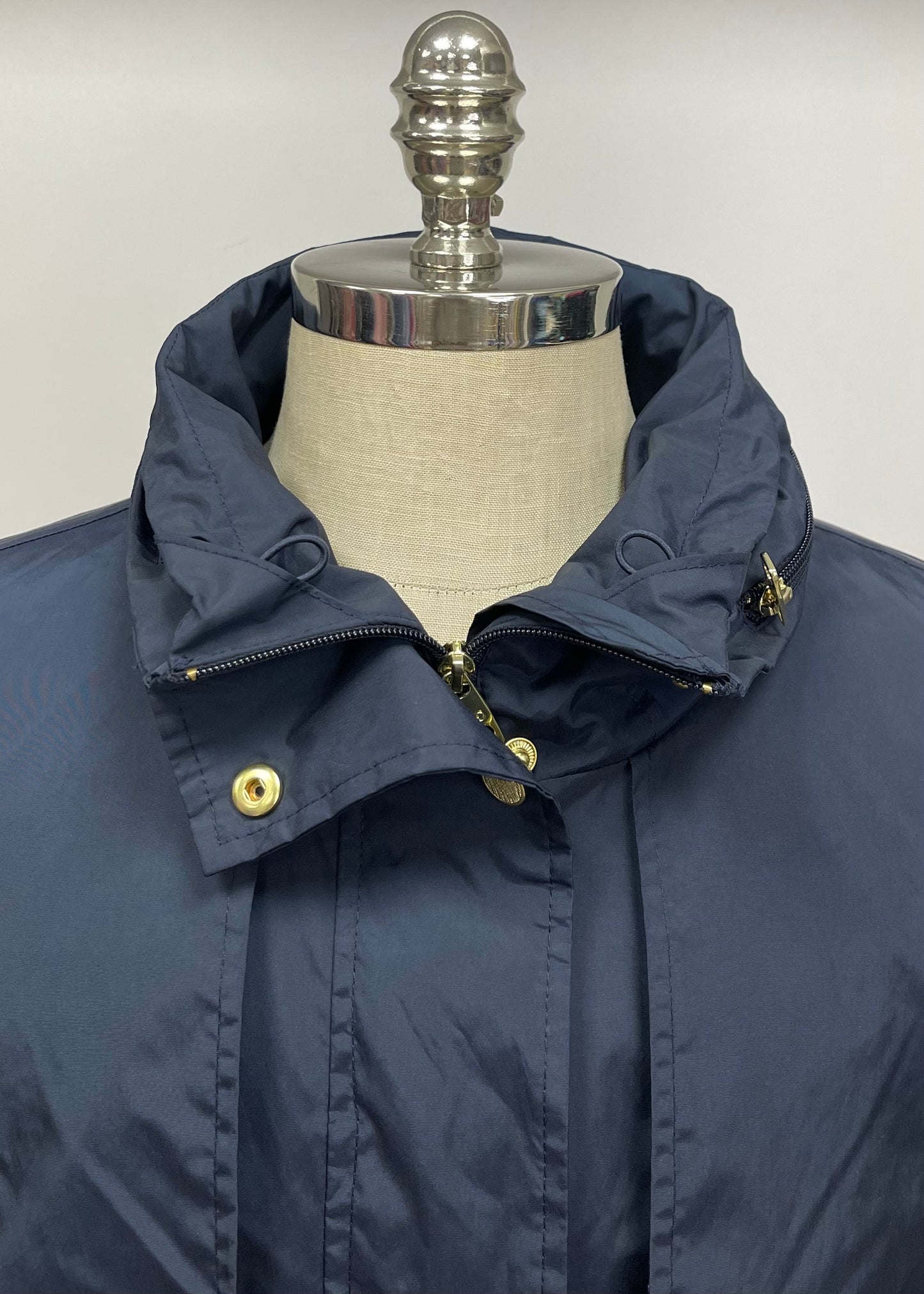 Jacket de mujer con capucha marca Cole Haan color azul navy y con zíper completo Talla L