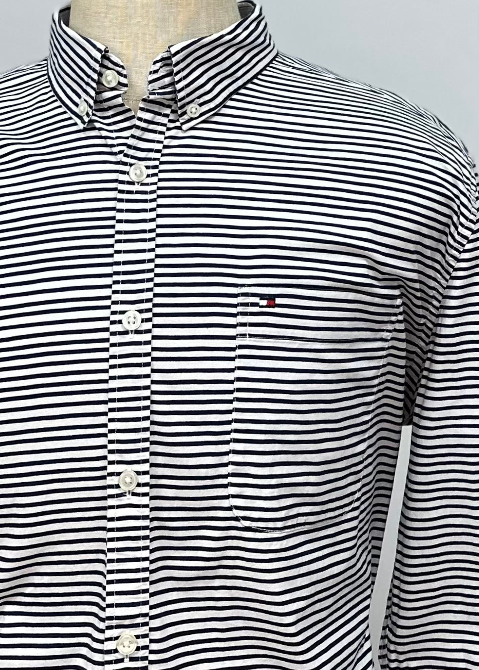 Camisa de botones Tommy Hilfiger 🇺🇸 en color blanco con rayas en color negro Talla XL Entalle Slim Fit