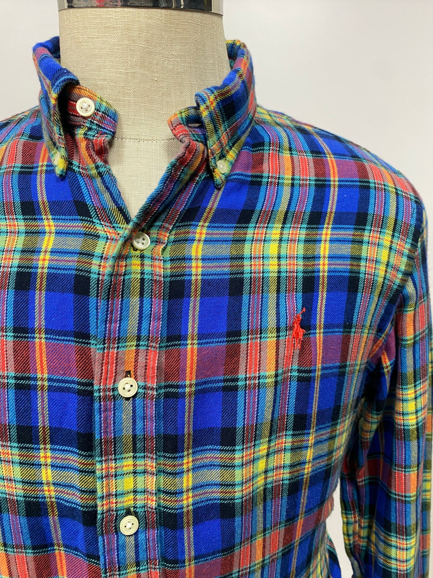 Camisa Polo Ralph Lauren 🏇🏼 color azul con patrón de cuadros tartán rojo amarillo y rojo Talla M Entalle Regular