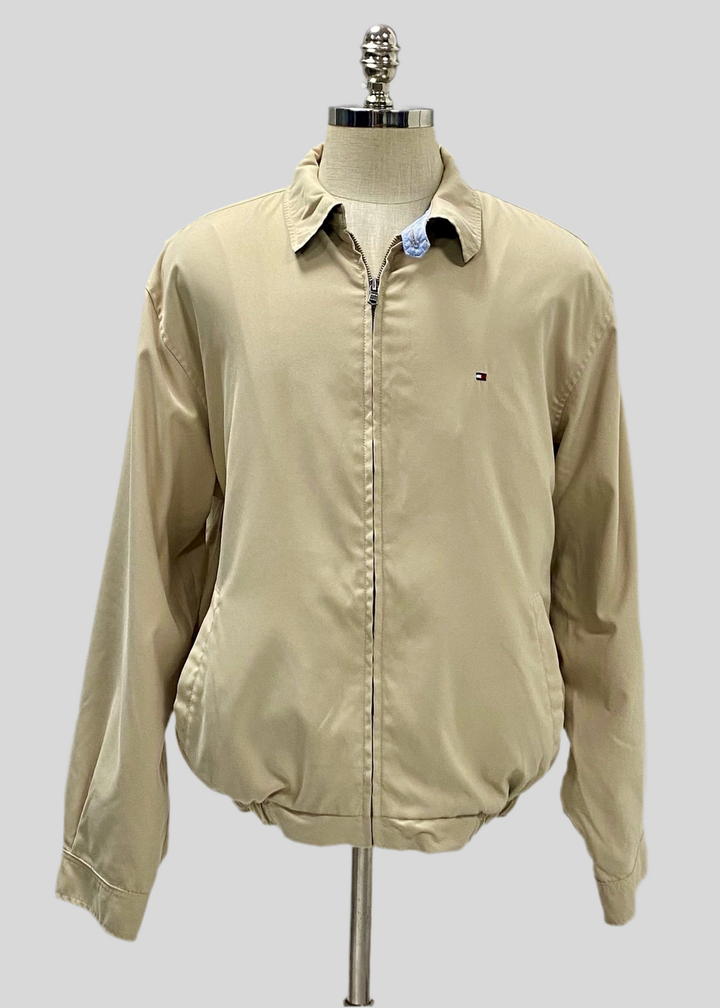 Chaqueta Tommy Hilfiger 🇺🇸 color beige y logo tradicional Talla XL