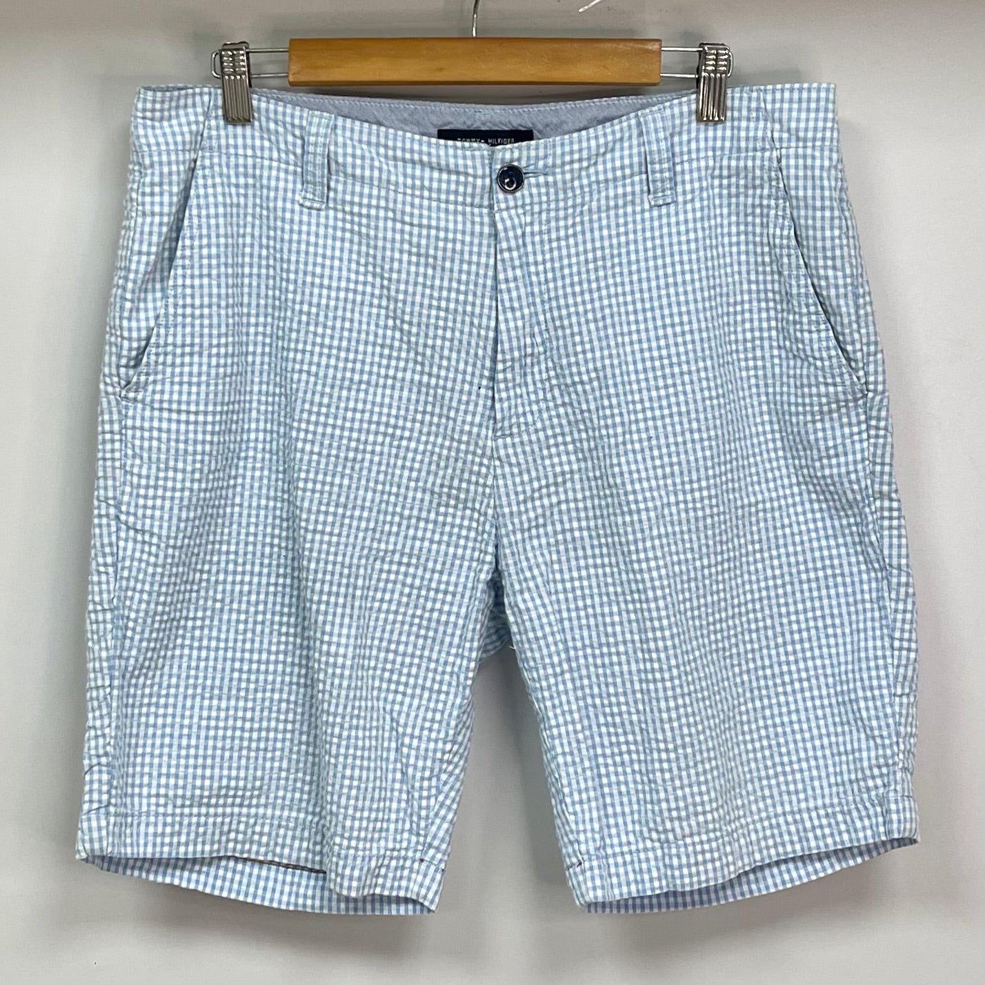 Short Casual Tommy Hilfiger 🇺🇸 color blanco con cuadros azules talla 33