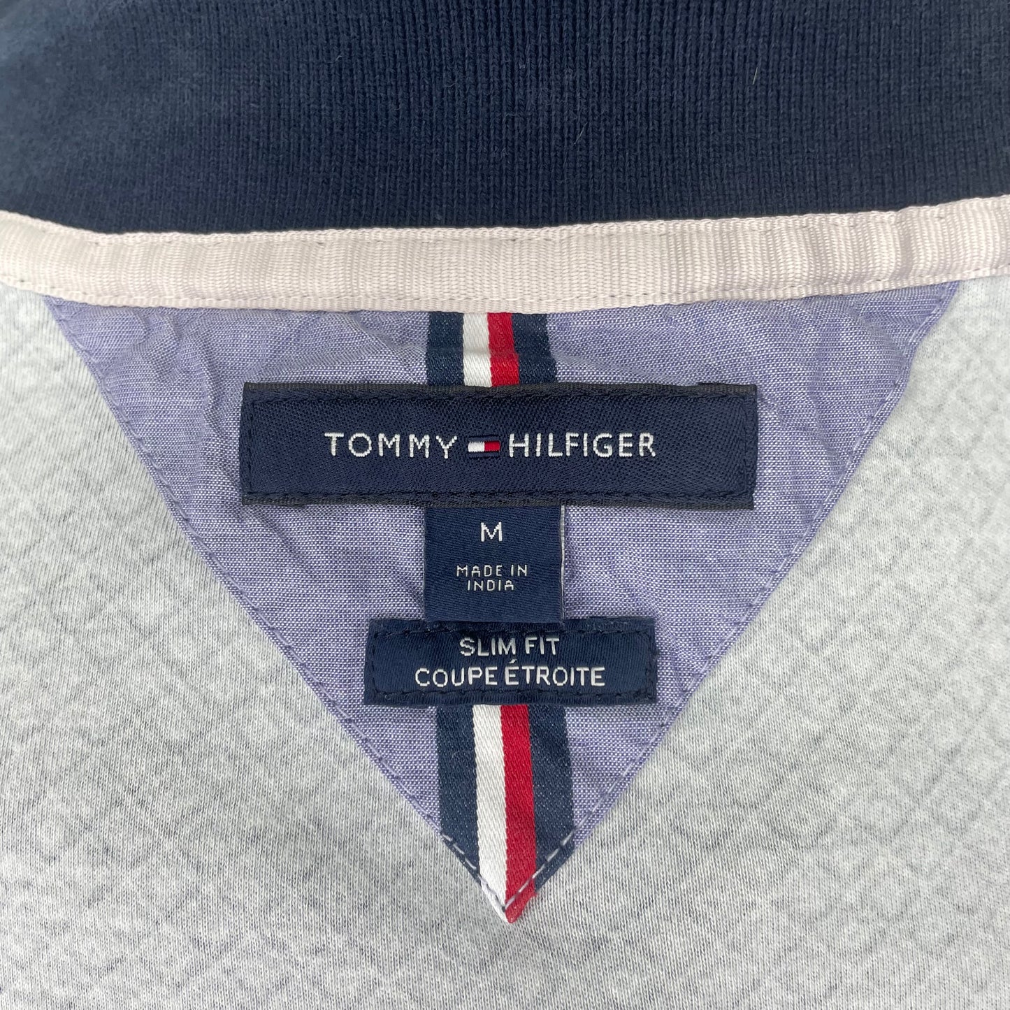 Camiseta Polo Tommy Hilfiger 🇺🇸 color azul navy con diseño de tríptico en color blanco Talla M Slim Fit