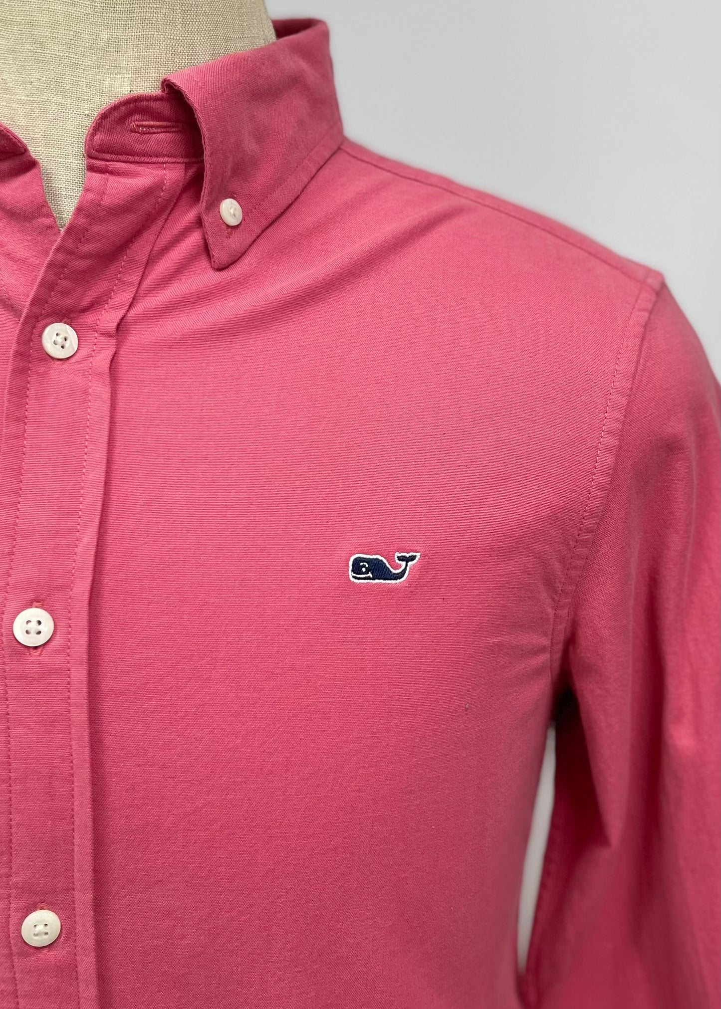 Camisa de botones Vineyard Vines 🐳 Oxford Color Rosado magenta Talla S Entalle Clásico