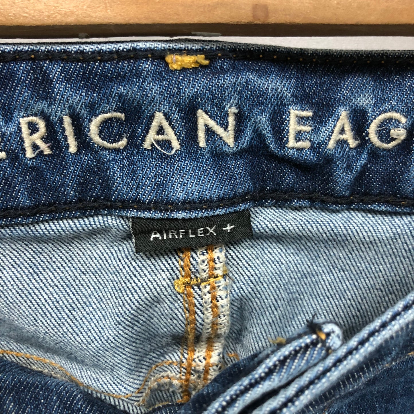 Pantalon jeans American Eagle 🦅  color azul y diseño descosido Talla 33x32 Corte Slim Fit