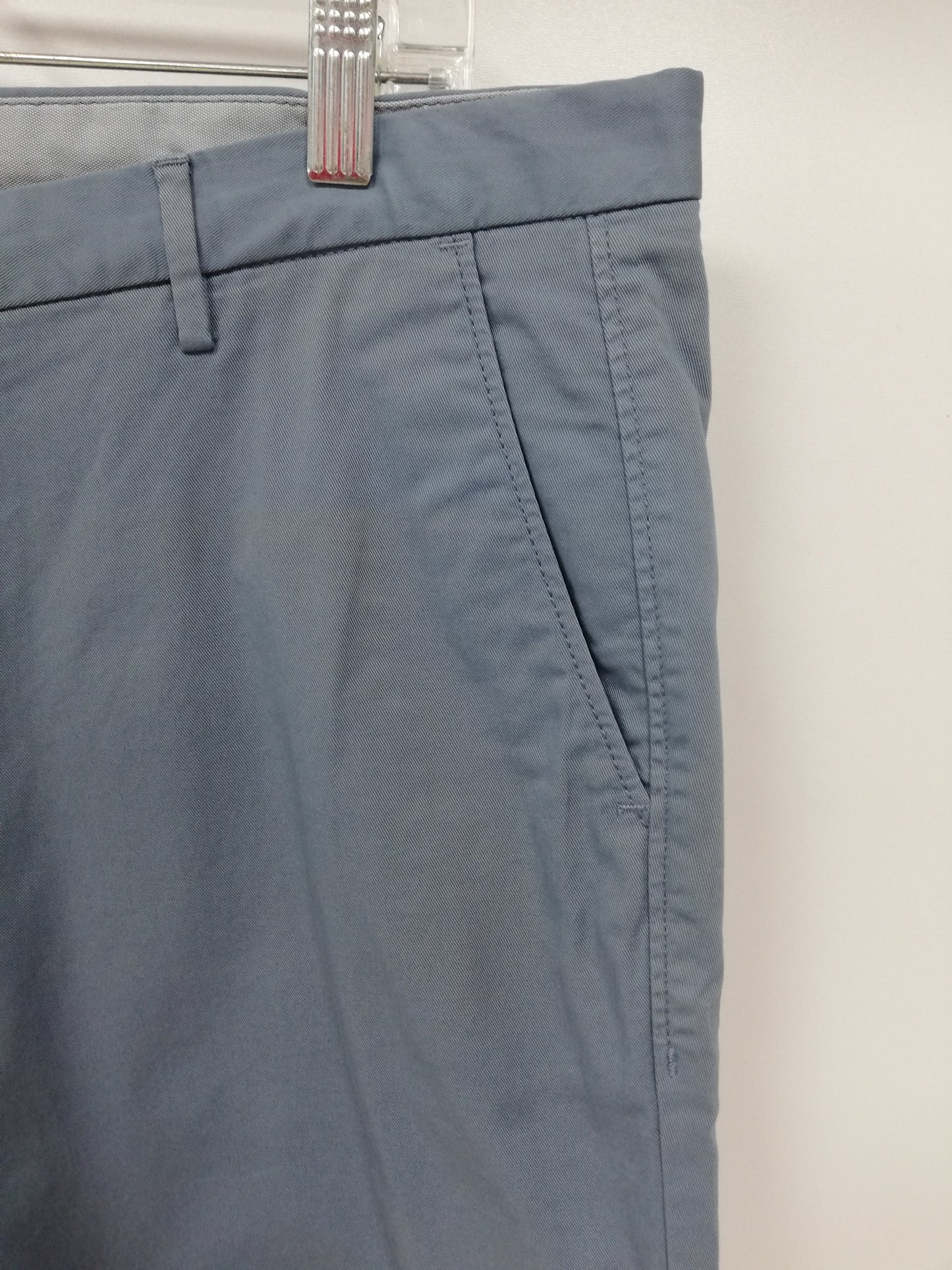 Short Casual Hugo Boss 🇩🇪 color celeste grisáceo Talla 36