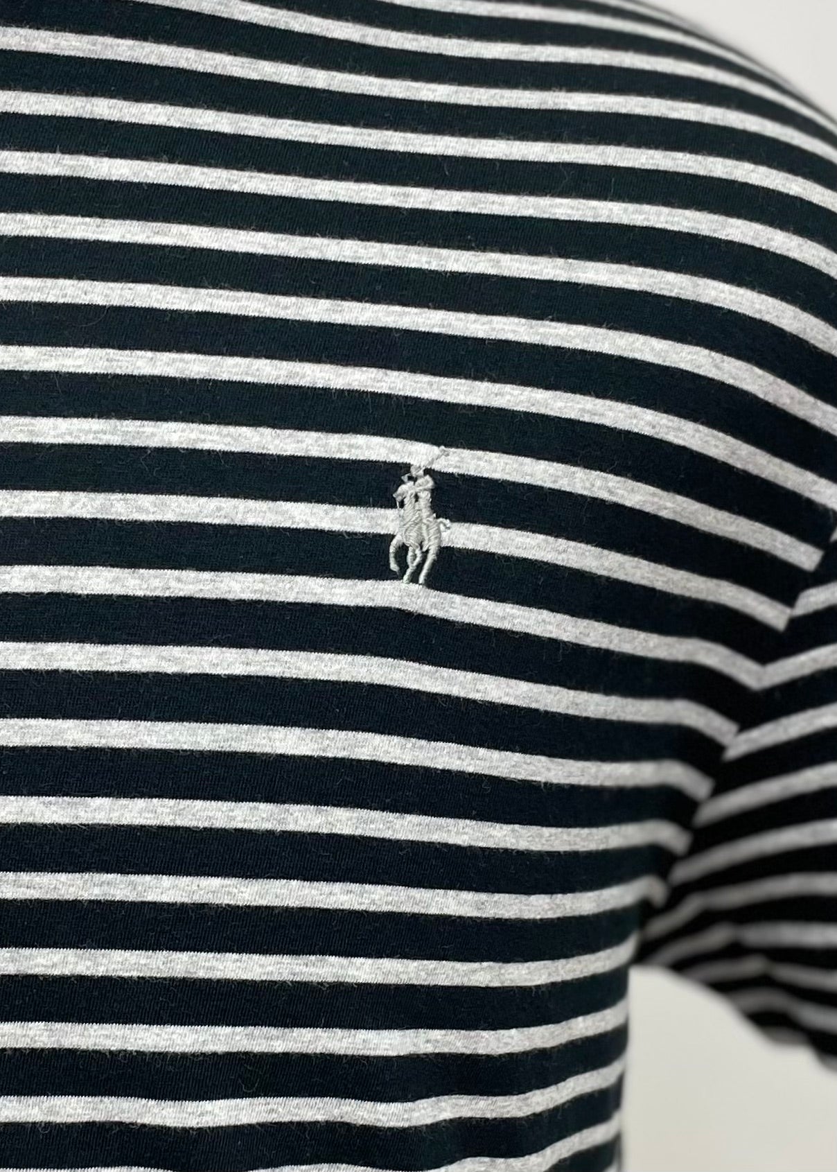 Camiseta cuello redondo Polo Ralph Lauren 🏇🏼 color negro y rayas en color gris Talla L Entalle Clásico