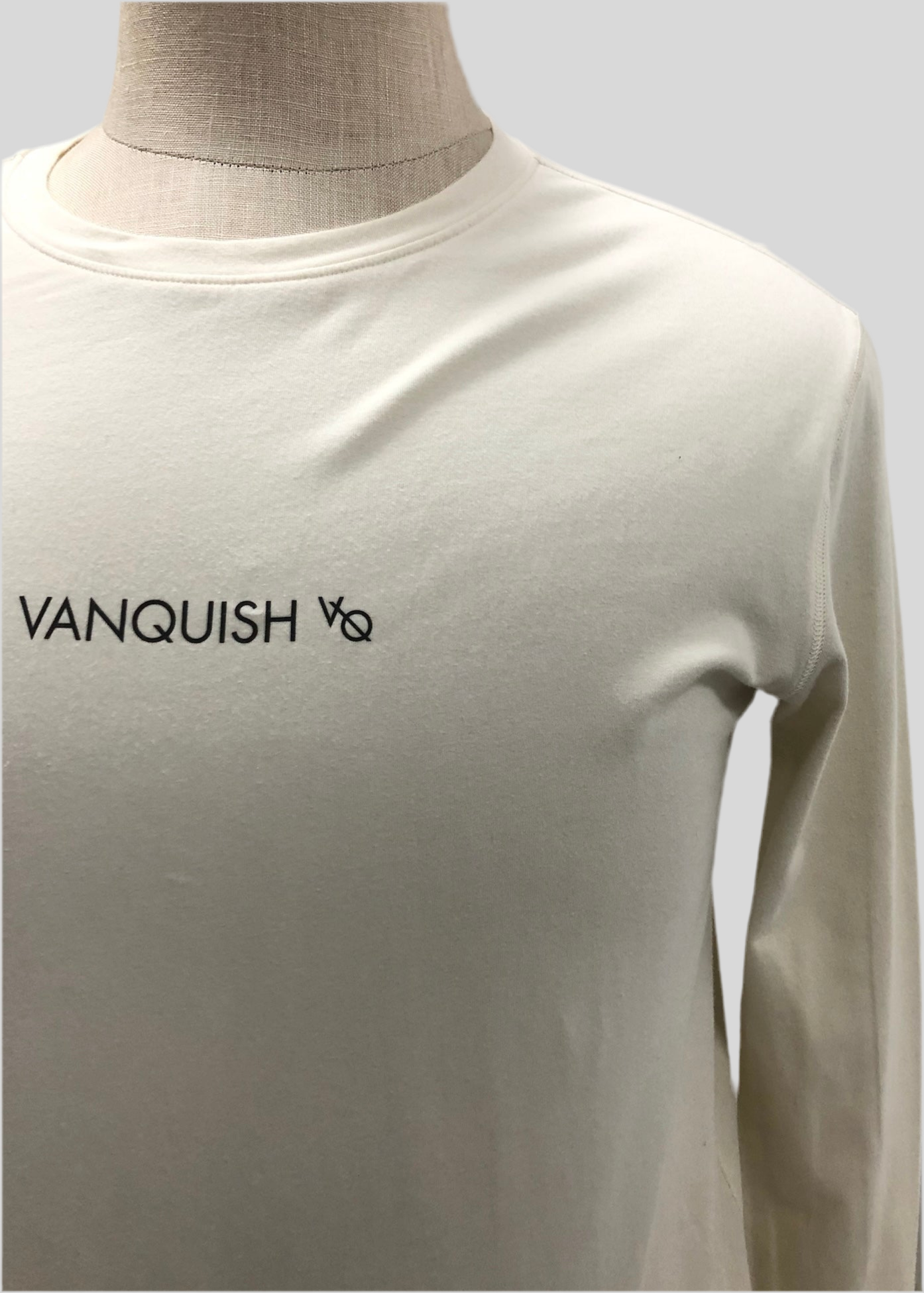 Camiseta de entrenamiento Vanquish 🏋🏽 color blanco y logo en negro Talla M
