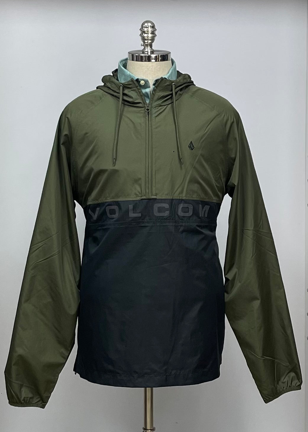 Jacket Volcom 🛹 color verde olivo y negro con zíper completo y logo en color gris claro Talla XL