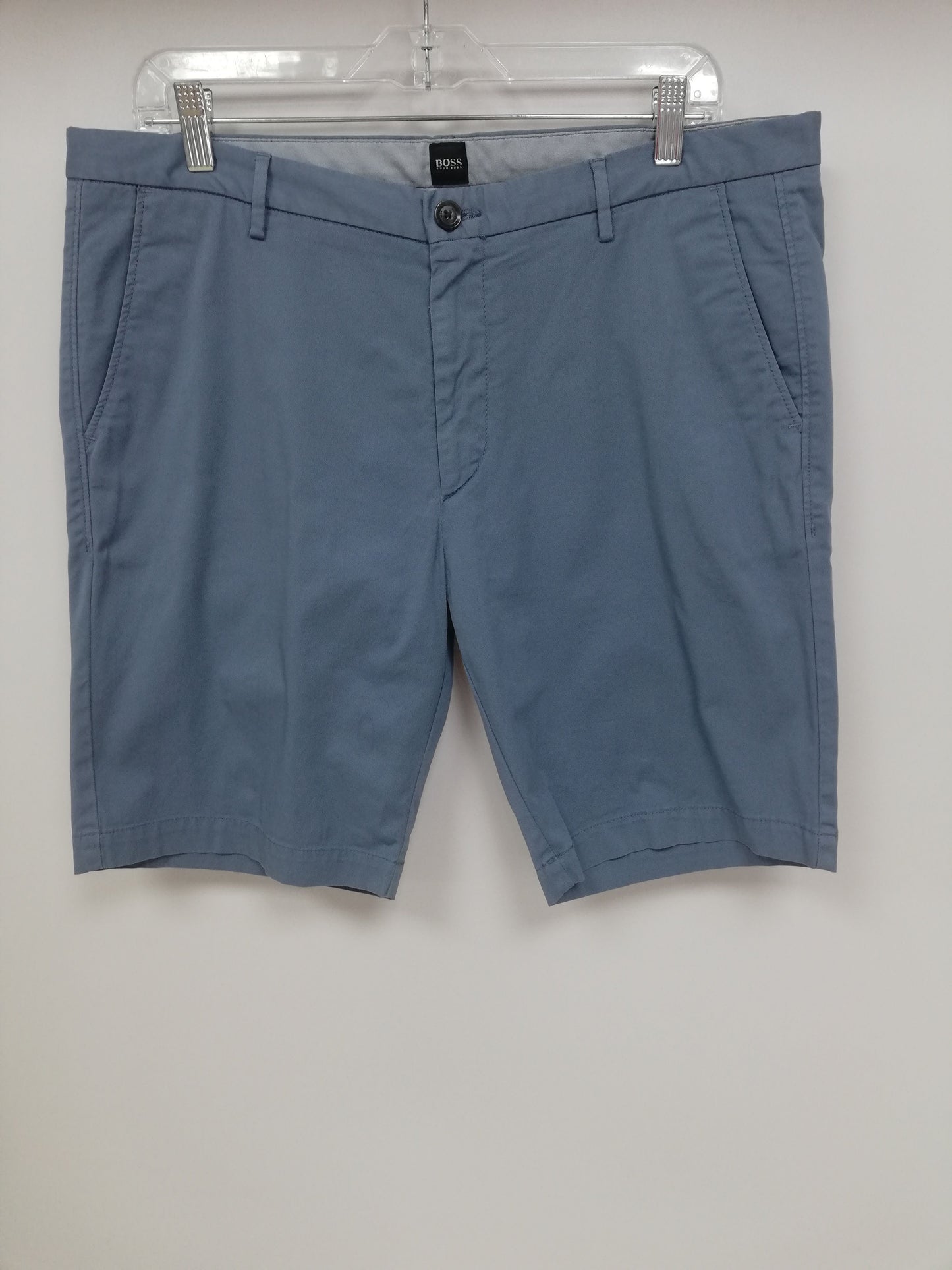 Short Casual Hugo Boss 🇩🇪 color celeste grisáceo Talla 36