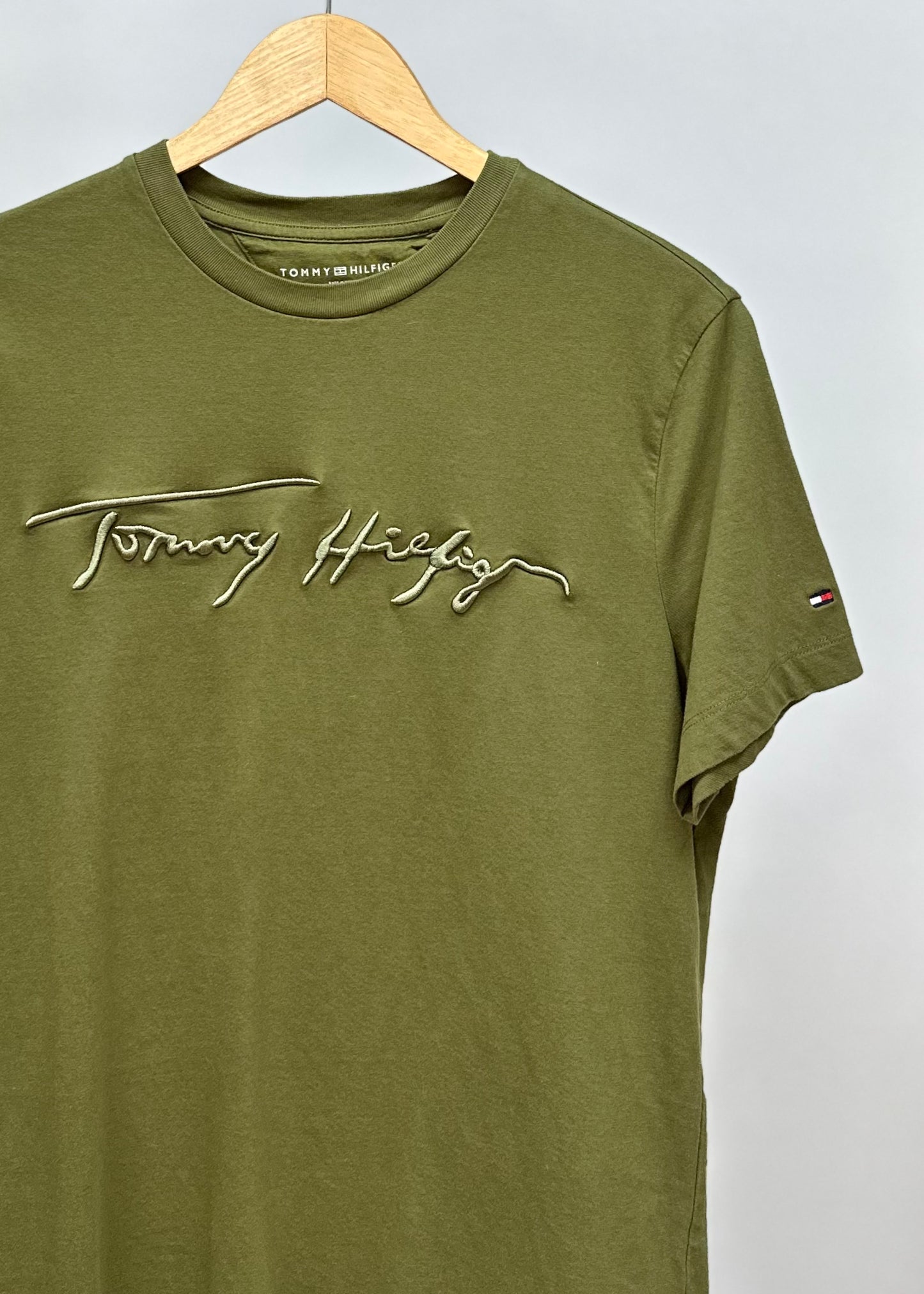 Camiseta cuello Redondo Tommy Hilfiger 🇺🇸 color verde oliva Talla Medium