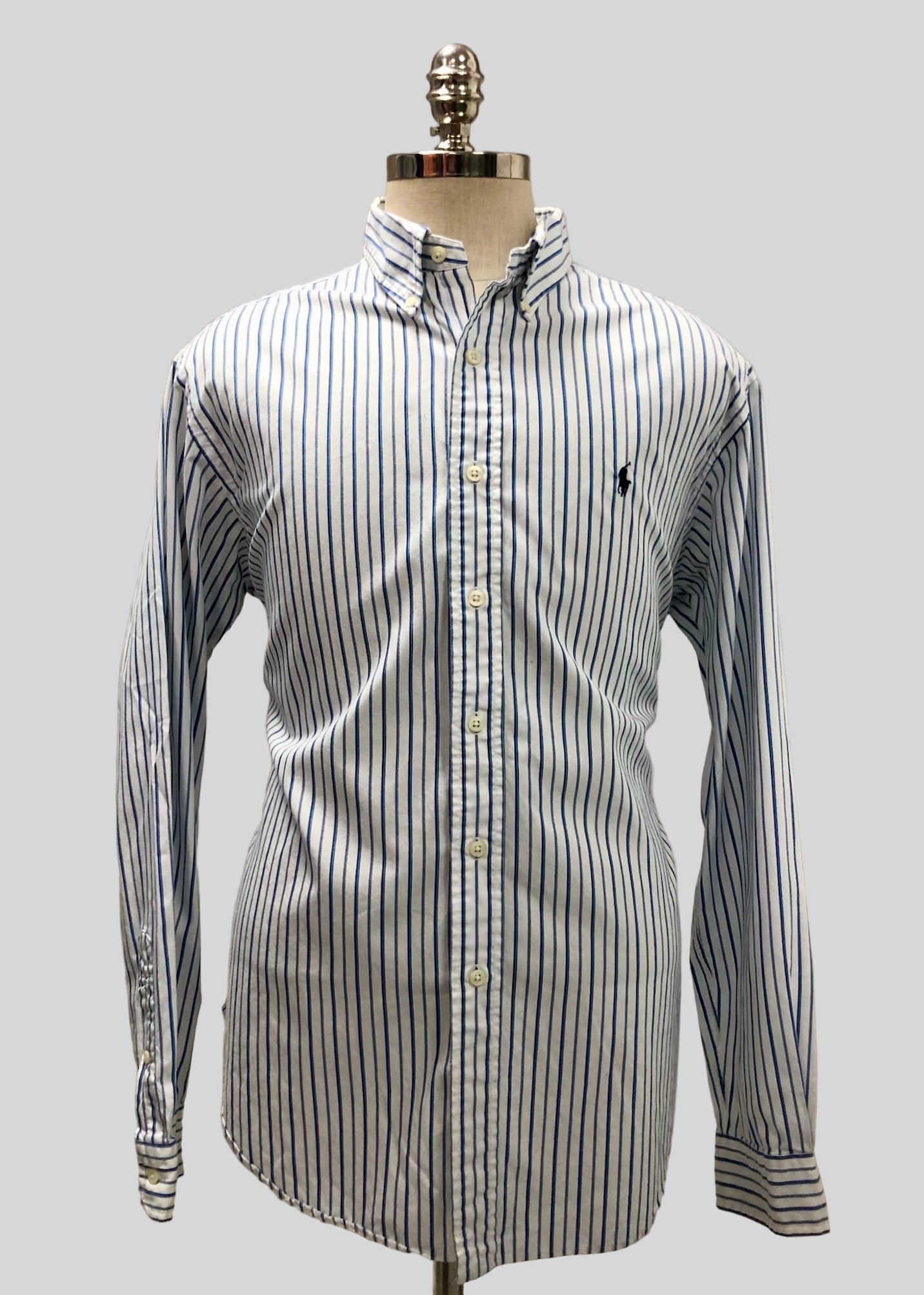 Camisa de botones Polo Ralph Lauren 🏇🏼 color blanco de rayas en color azul navy Talla XL Entalle Clásico