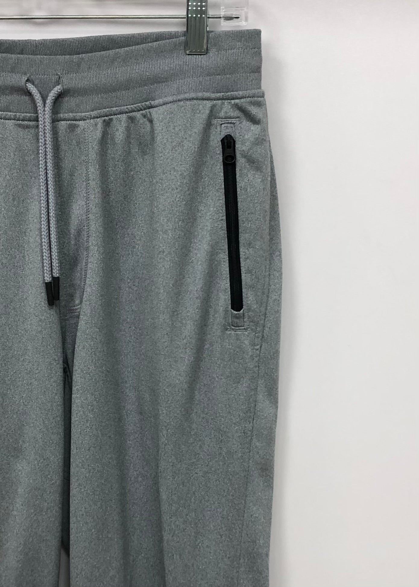 Pantalon Jogger marca Under Armour 🏋🏽 en color gris con logotipo en color blanco Talla M