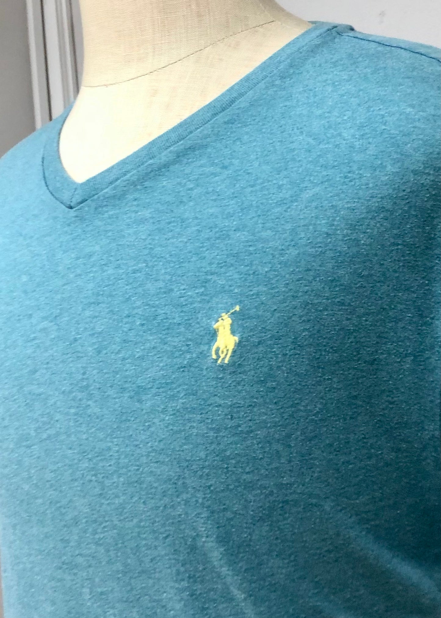 Camiseta cuello V Polo Ralph Lauren 🏇🏼 color verde esmeralda manga corta Talla Large Entalle Clásico