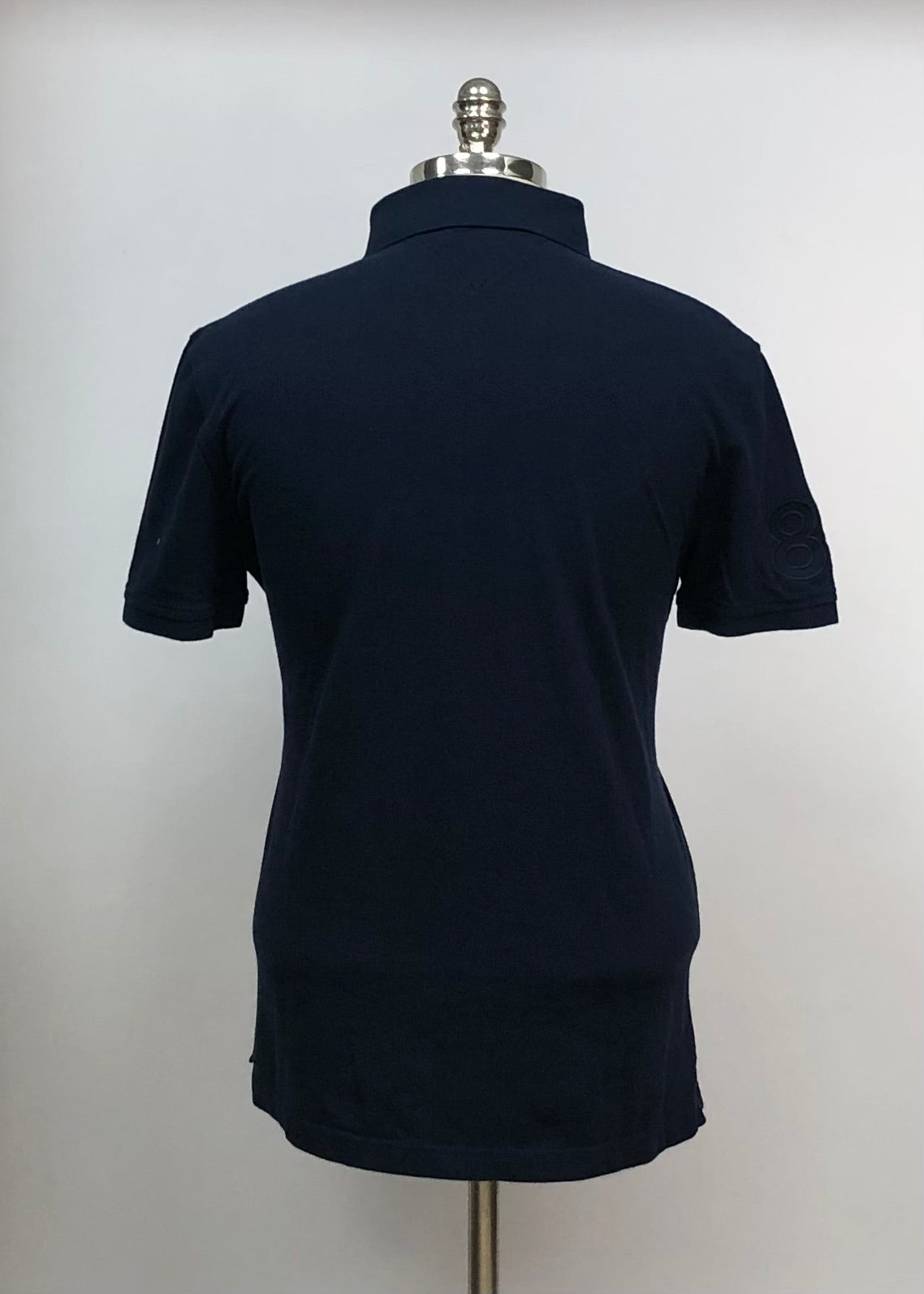 Camiseta Polo Tommy Hilfiger 🇺🇸 color azul navy con diseño en cuello en rojo Talla L Entalle Custom Fit