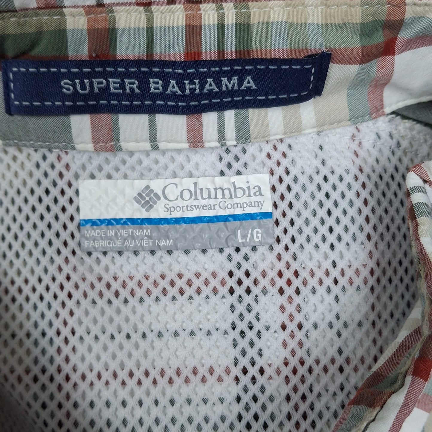 Camisa Columbia 🔹Super Bahama Color blanco con patrón de rayas en gris, rojo oscuro y kaki Manga larga Talla L