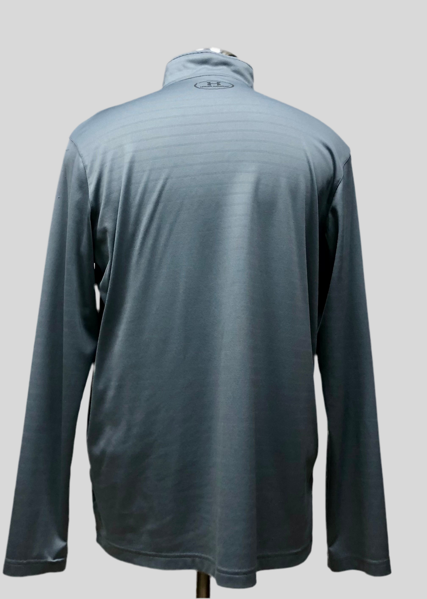 Sueter Jersey Under Armour 🏋🏽 color gris con logo en color gris oscuro Talla L (ver descripción)