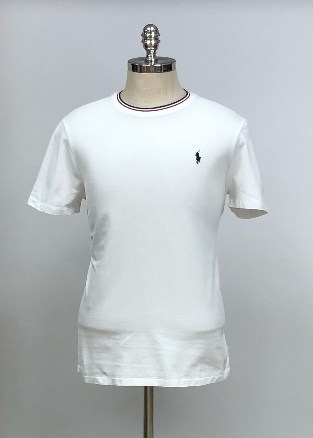 Camiseta cuello redondo Polo Ralph Lauren 🏇🏼 color blanco y cuello en color rojo y azul navy Talla L Entalle Custom Slim Fit