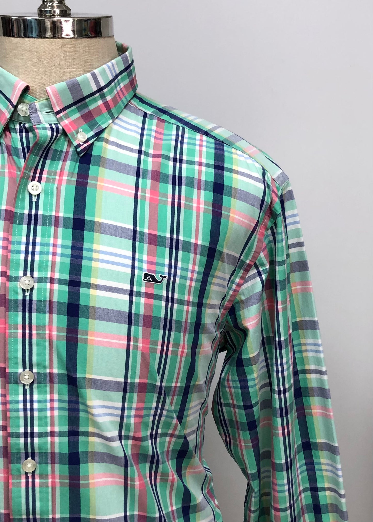 Camisa de botones Vineyard Vines 🐳 con patrón de cuadros en color verde, rosado, azul y blanco Talla M Entalle Regular