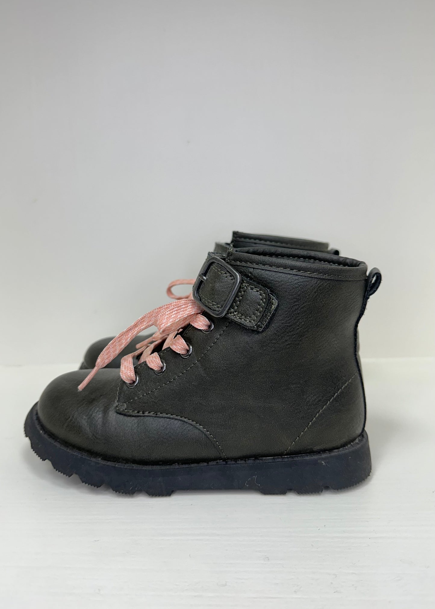 Botas de niña Carter’s🪁 Color chocolate y trenzas rosadas Talla 13