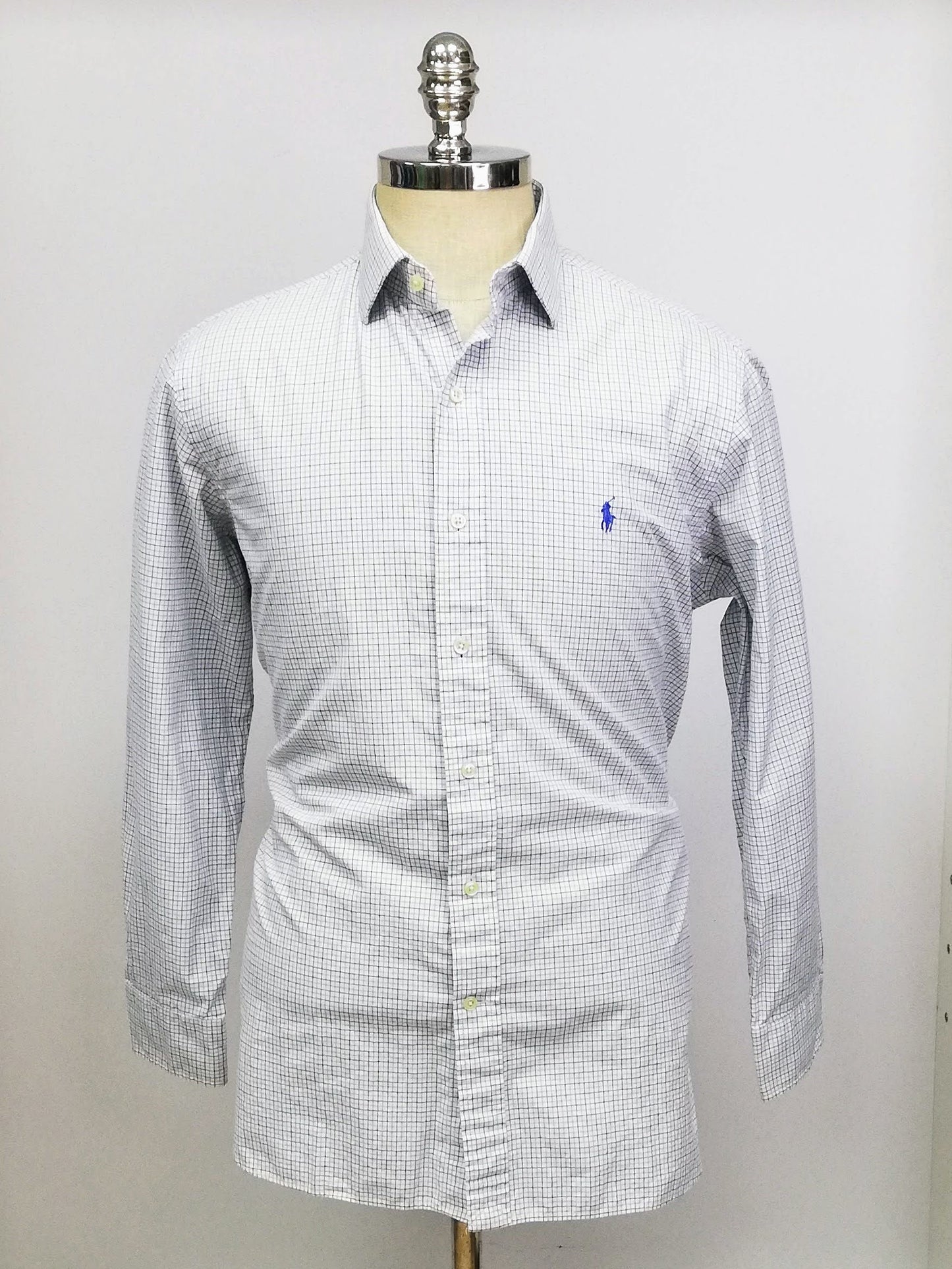 Camisa Polo Ralph Lauren 🏇🏼 color blanco con patron de cuadros en color azul y negro Talla L Entalle Regular