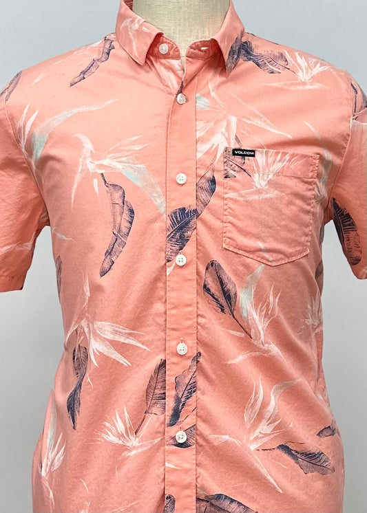 Camisa de botones Volcom 🛹 color salmon con diseño de hojas Talla M Entalle Regular