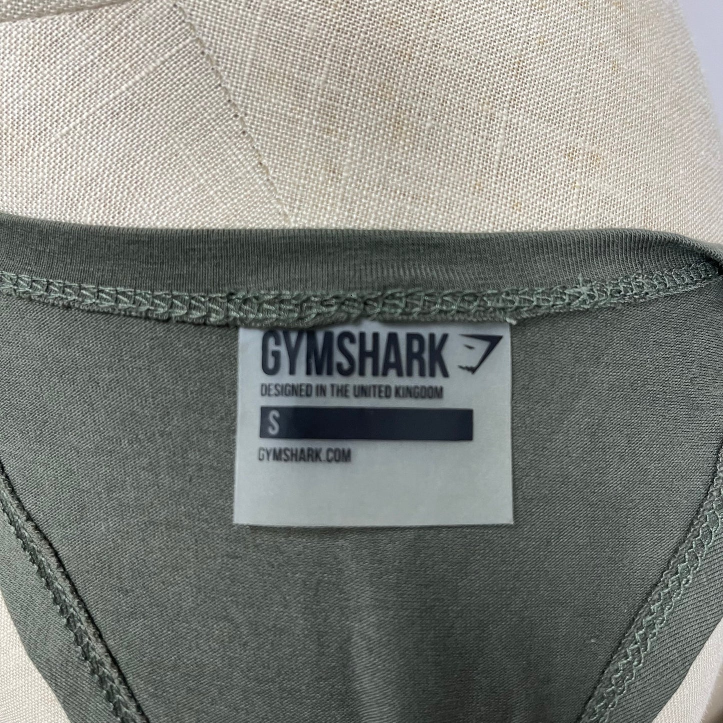 Camiseta de entrenamiento sin mangas Gymshark 🏋🏽 color verde olivo y logo en blanco Talla S