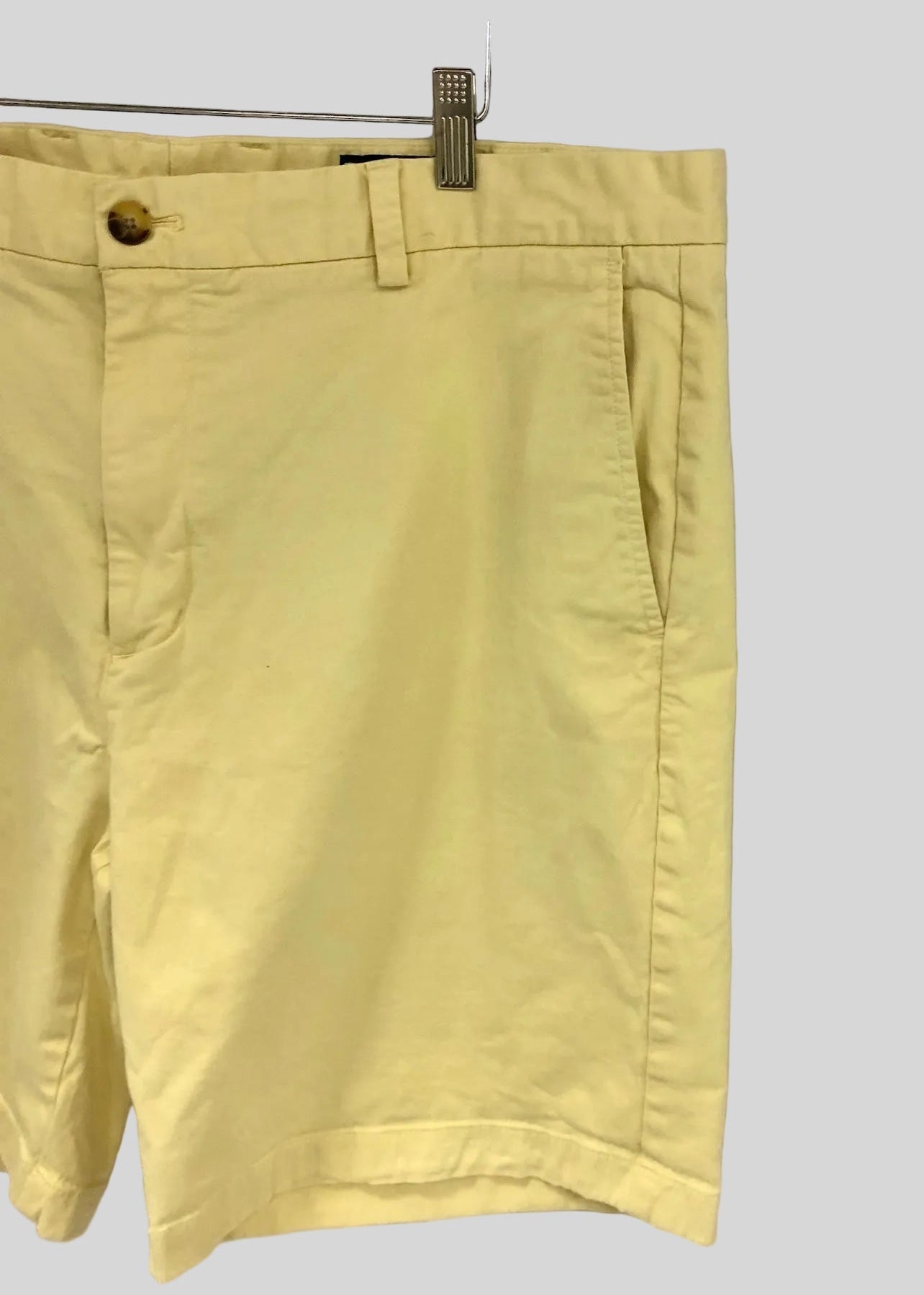 Short Casual Vineyard Vines 🐳 color amarillo claro talla 40