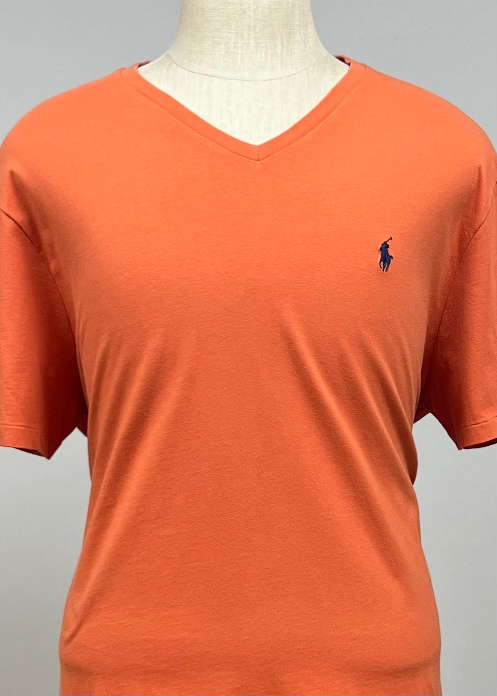 Camiseta cuello V Polo Ralph Lauren 🏇🏼 color naranja y logo en azul navy Talla XL