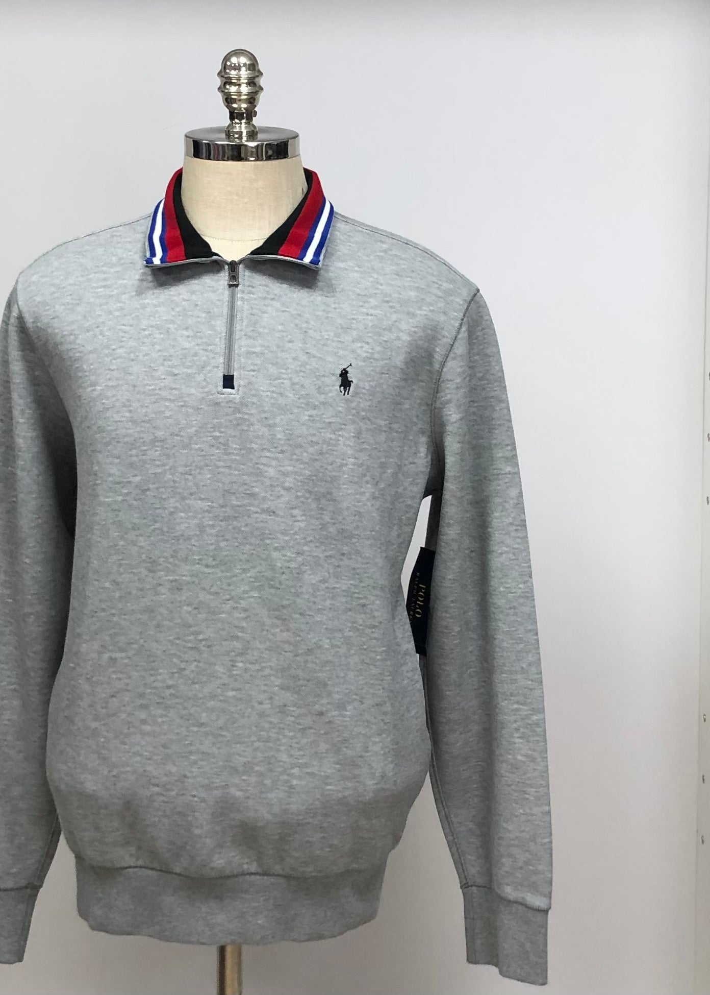 Sueter Jersey Polo Ralph Lauren 🏇🏼 color gris claro con diseño en cuello rojo, blanco y azul Talla L