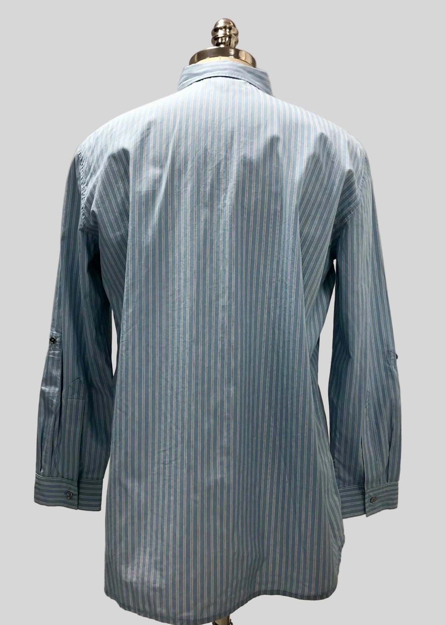 Camisa de botones Michael Kors 🇺🇸 color celeste con rayas en blanco y negro Talla XL Entalle Regular