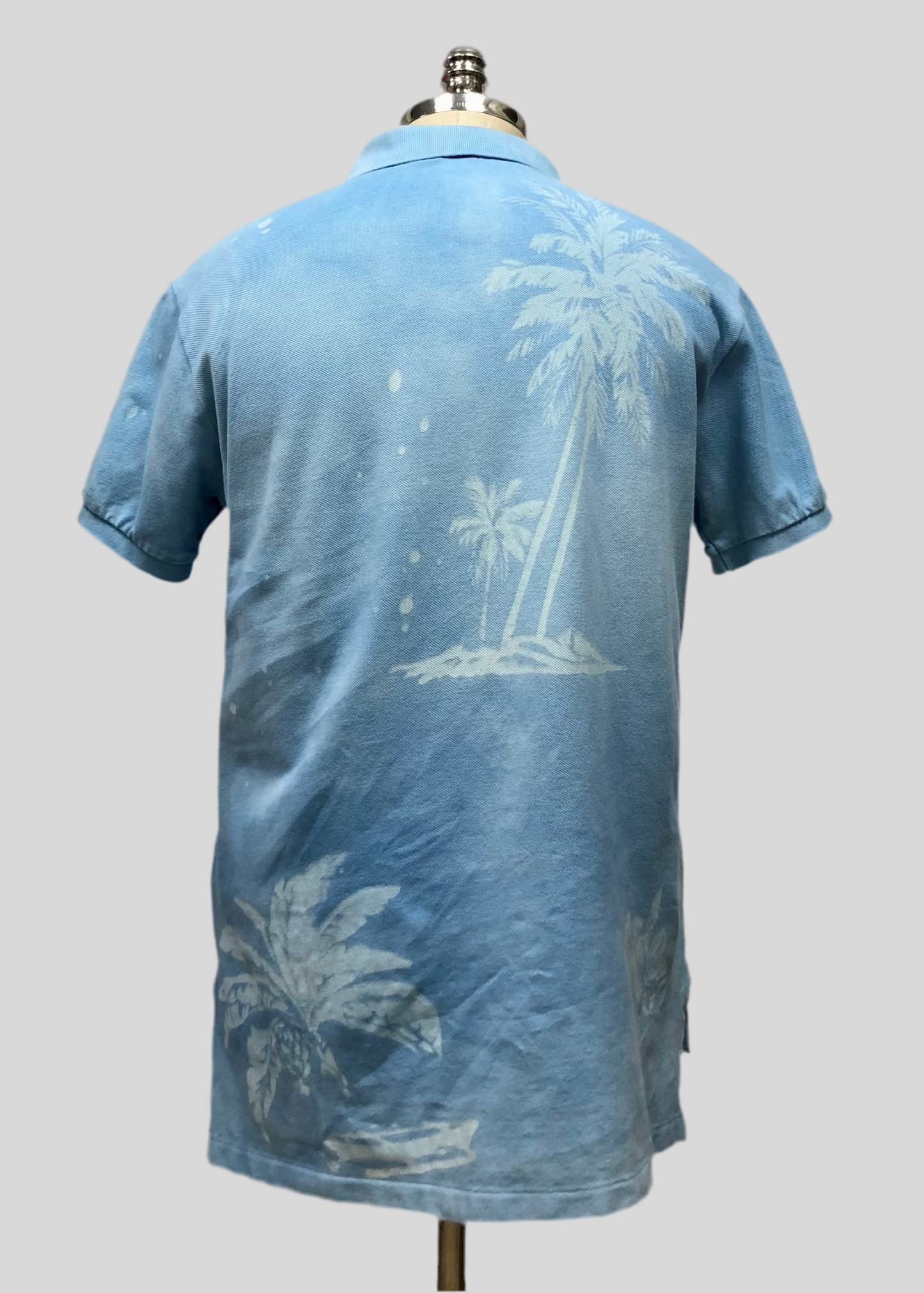 Camiseta Polo Ralph Lauren 🏇🏼 color celeste con diseño de hawaiano en color blanco Talla L Entalle Custom Fit