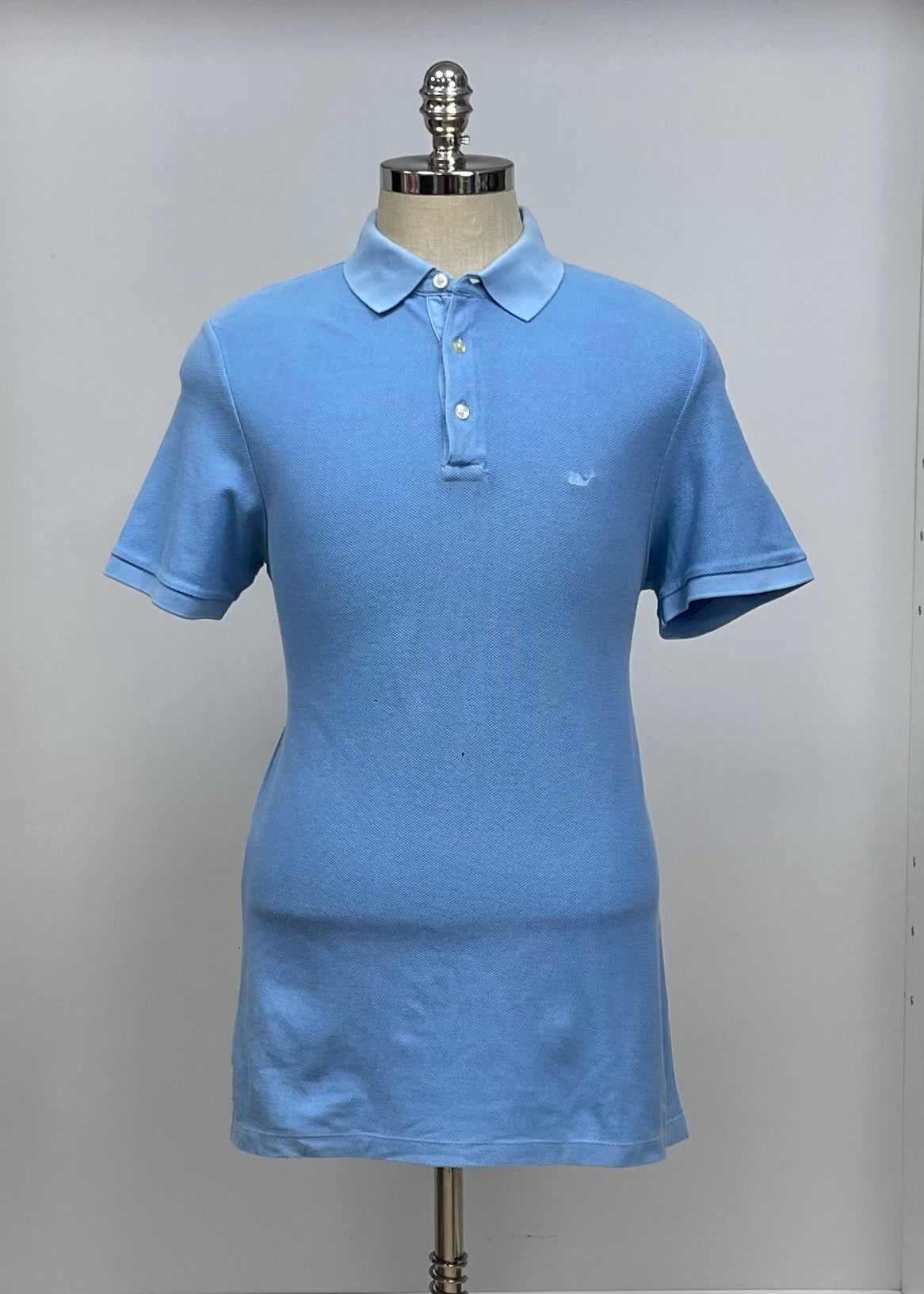 Camiseta Polo Vineyard Vines 🐳 color celeste con cuello y manga en celeste claro Talla M Entalle Regular