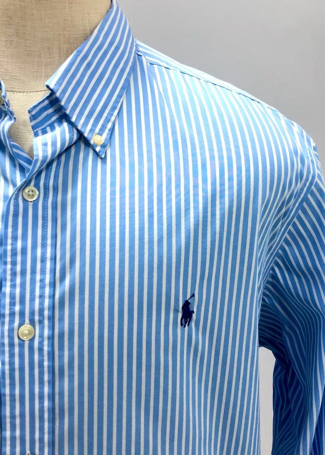 Camisa Polo Ralph Lauren 🏇🏼 con patron de rayas en color celeste y blanco Talla XL Entalle Clásico