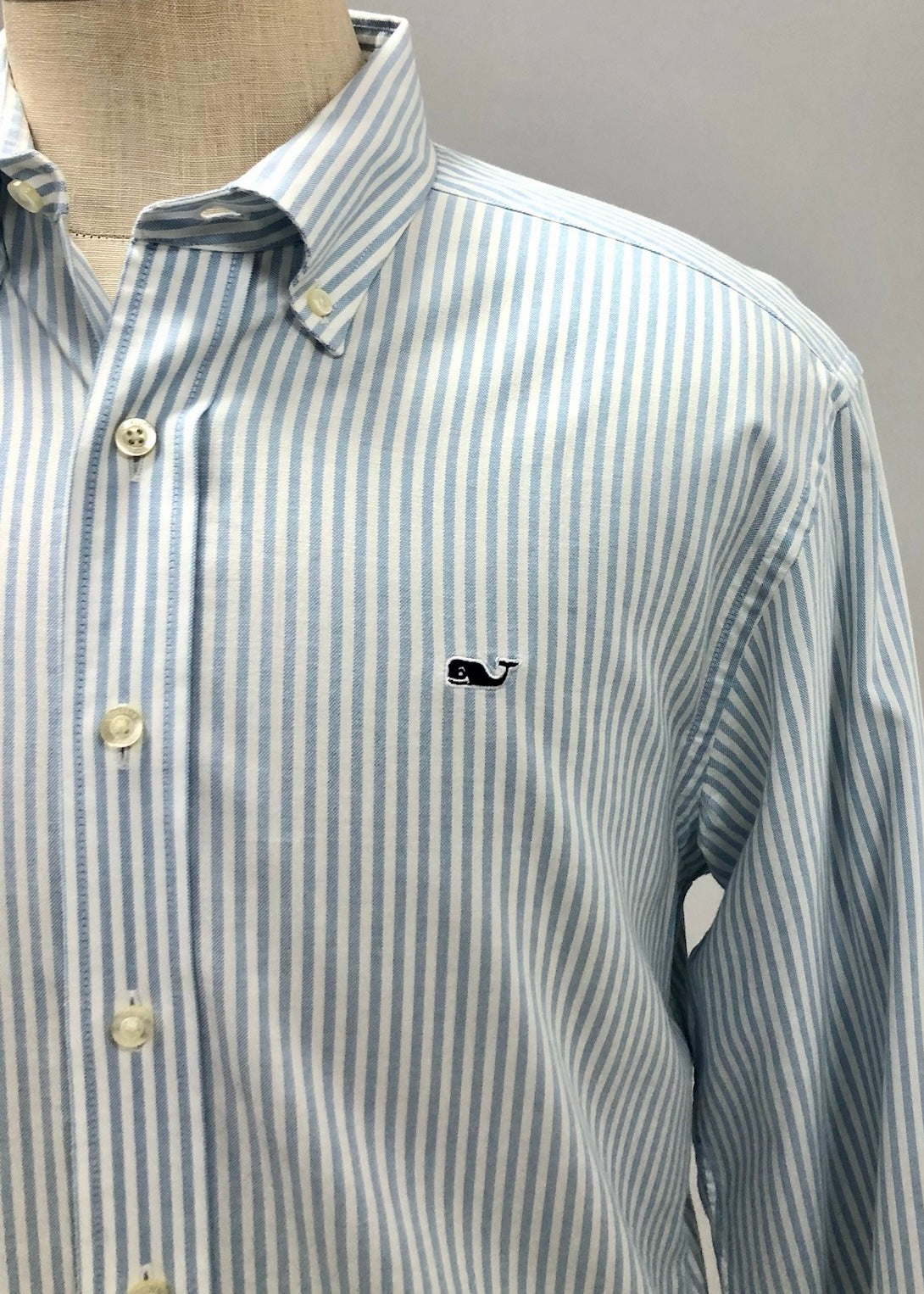 Camisa de botones Vineyard Vines 🐳 Oxford de rayas en color celeste y blanco Talla M Entalle Regular