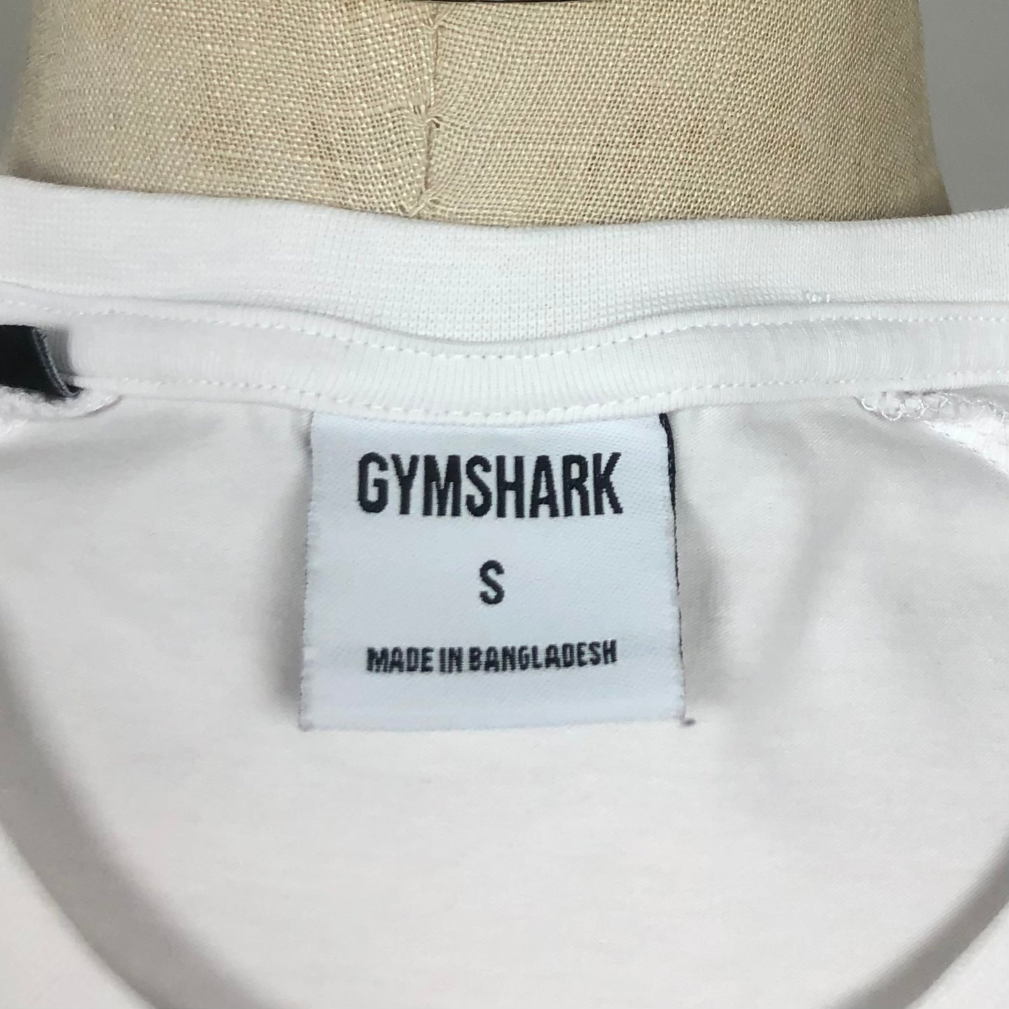 Camiseta de compresión Gymshark 🏋🏽 color blanco y logo en negro Talla Small