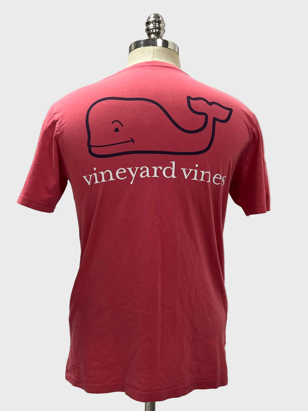 Camiseta cuello redondo Vineyard Vines 🐳 color rosado magenta con Diseño de ballena Talla Small