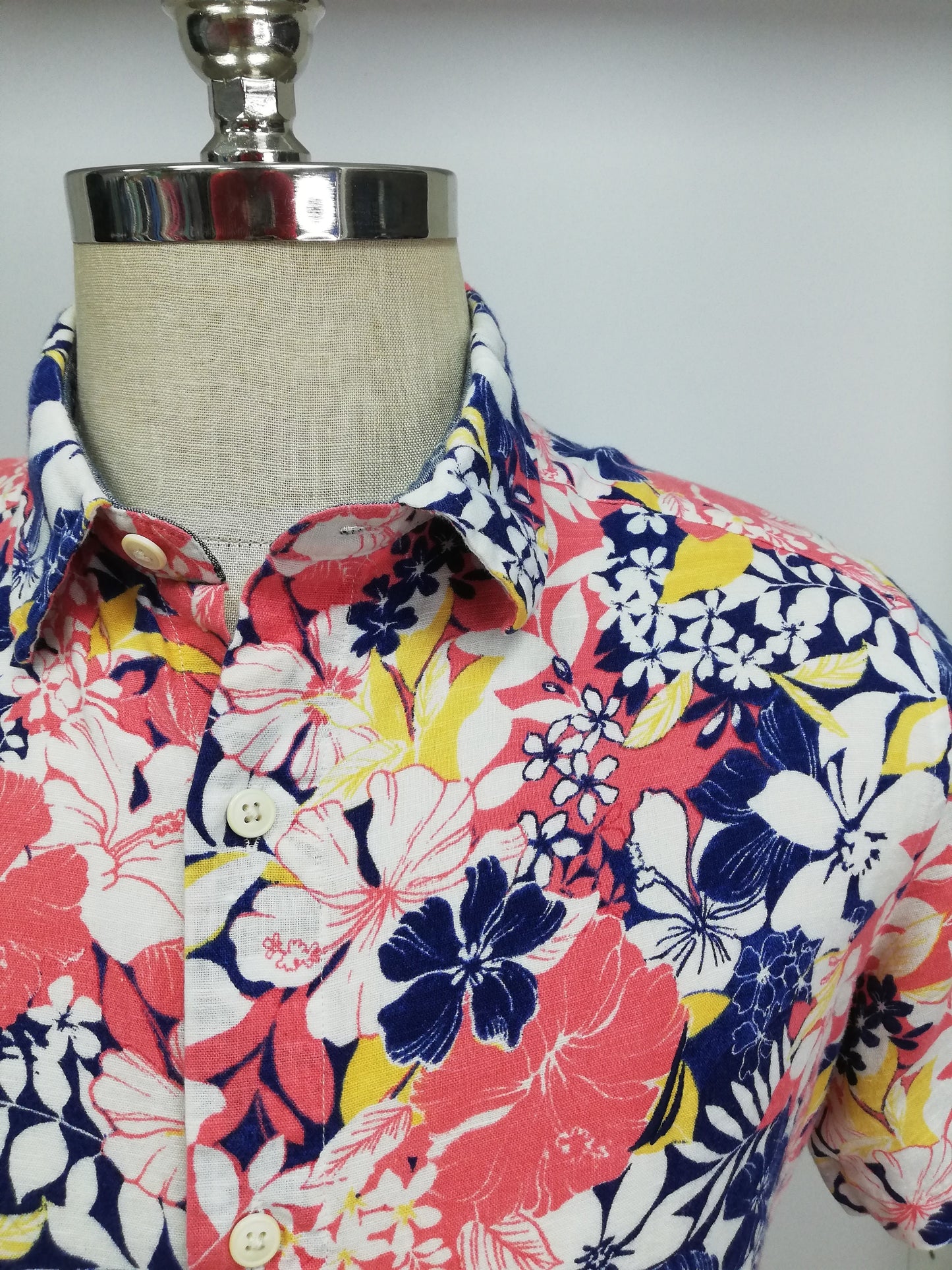 Camisa de botones Nautica ⚓️ con diseño de flores en color rosado, azul, amarillo y blanco Talla M Entalle Regular