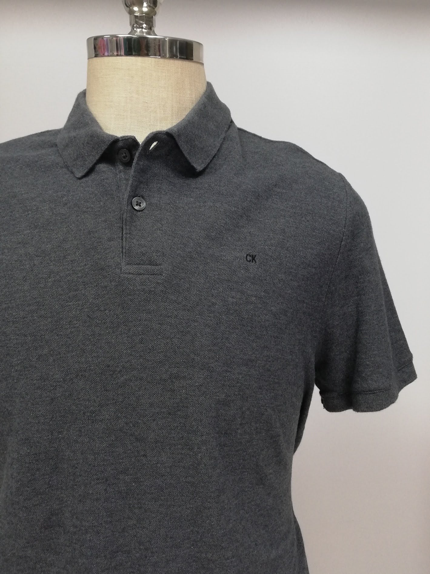 Camiseta Polo Calvin Klein CK color gris oscuro Talla L Entalle Clásico