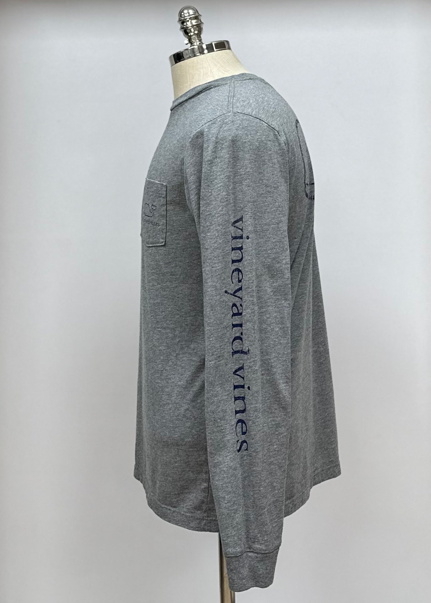 Camiseta cuello redondo Vineyard Vines 🐳 color gris oscuro con Diseño de ballena en bolsillo Talla Medium