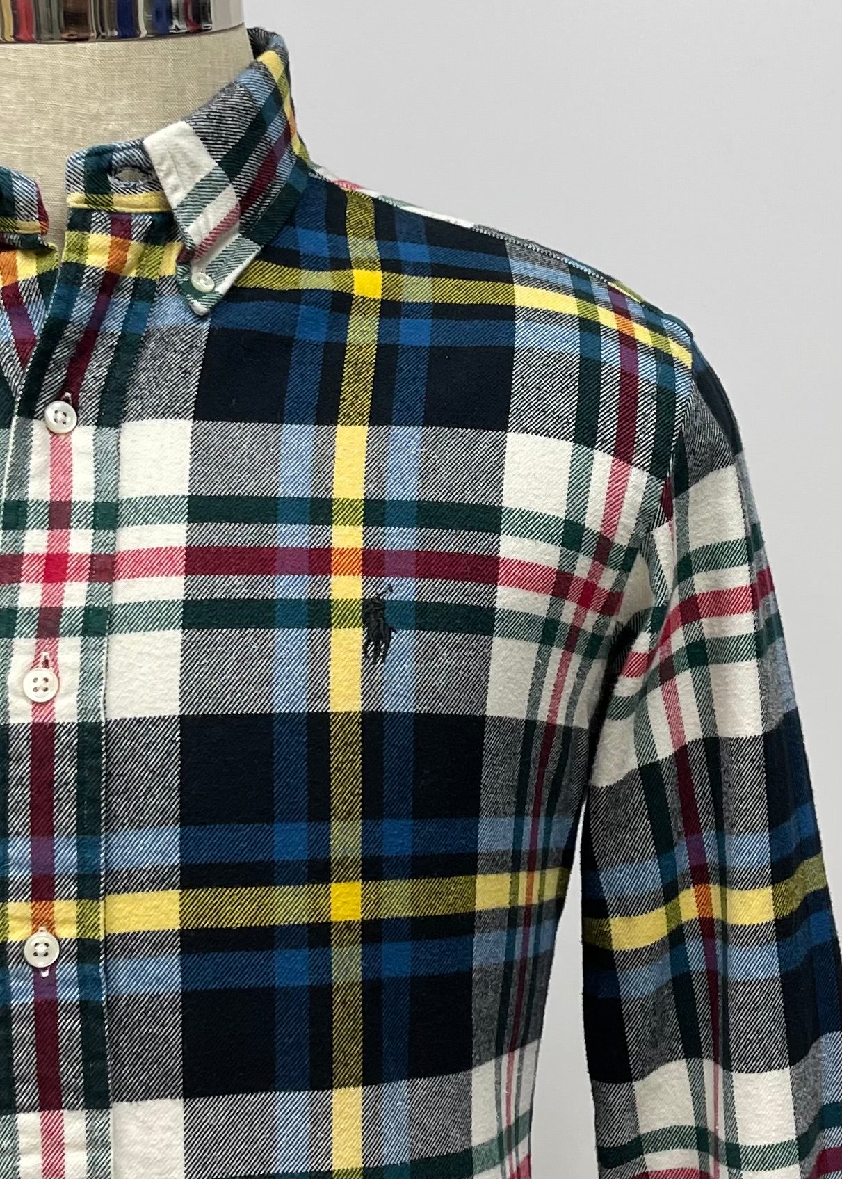 Camisa Polo Ralph Lauren 🏇🏼 color blanco con patrón de cuadros tartán rojo verde, amarillo y azul Talla M Entalle Clásico