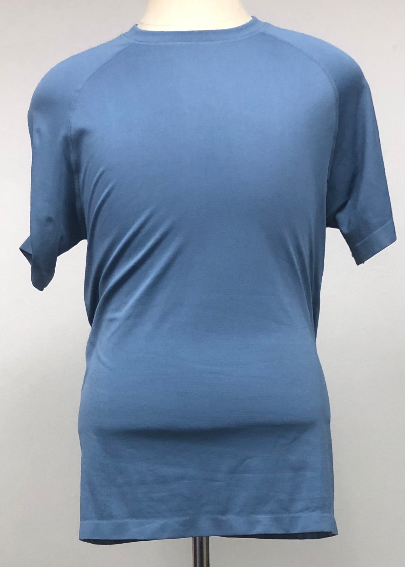 Camiseta cuello redondo Fabletics 🏋🏽 color azul grisáceo Talla L